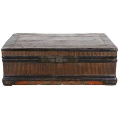 Baule cinese intrecciato rosso e nero del XIX secolo