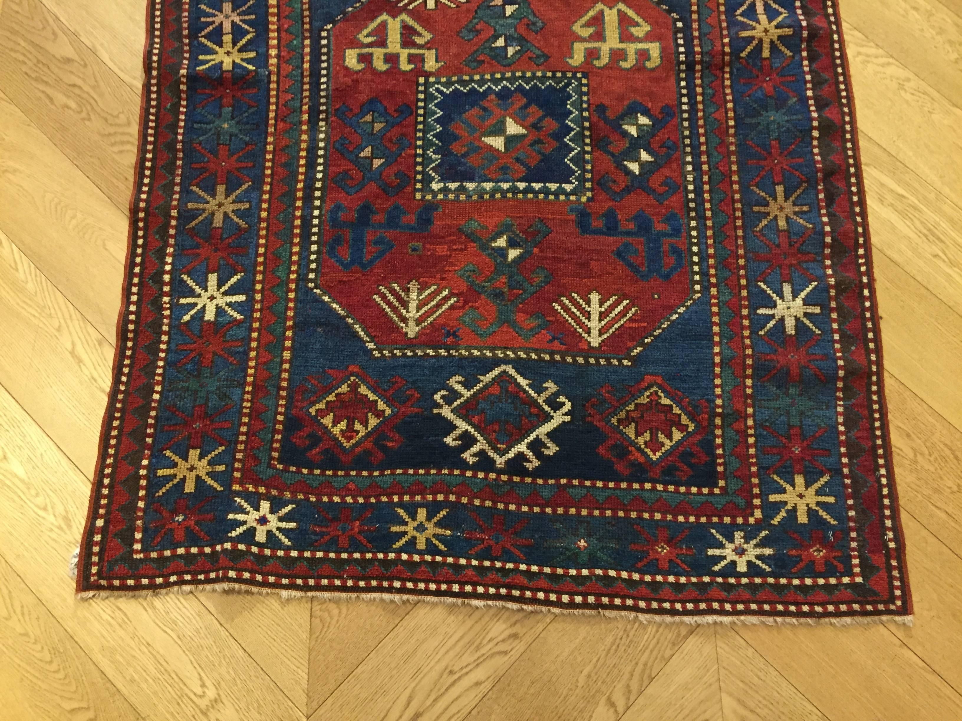 Ciajli is a village in the south-east of the Caucasus region of Mogan: Among the Caucasian rugs, the Ciajli Stand out for their loyalty to tradition and the purity of their design. Characteristic the indigo-colored background from which emerge the