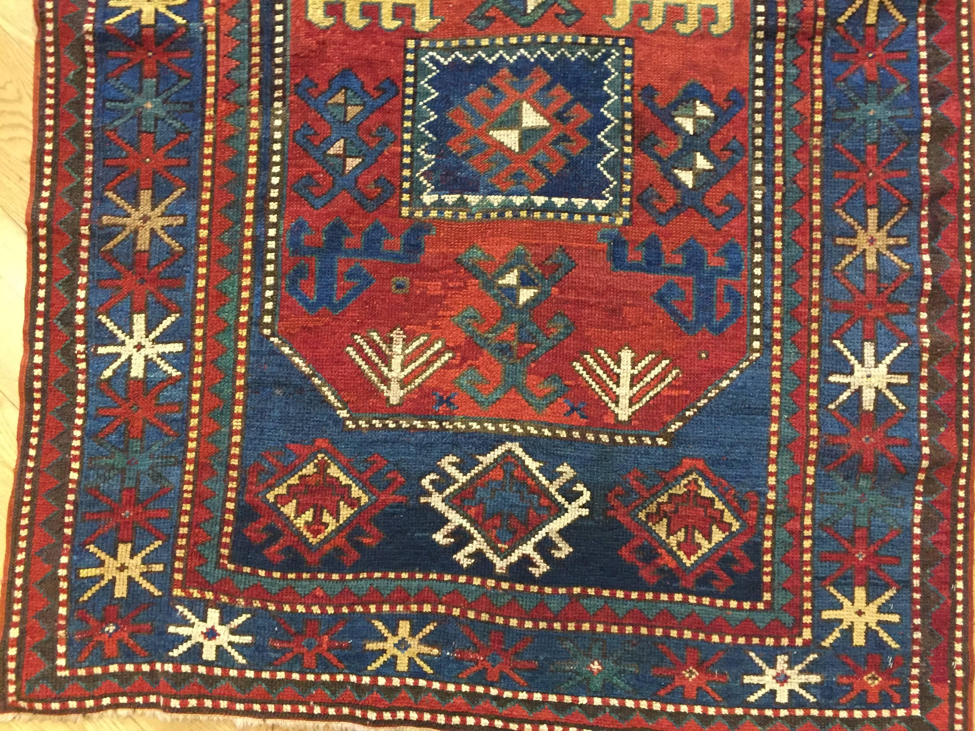 Russischer Chajli-Kaukasischer Teppich aus Wolle mit roten und blauen Medaillons aus dem 19. Jahrhundert, 1870er Jahre (Kasachisch) im Angebot