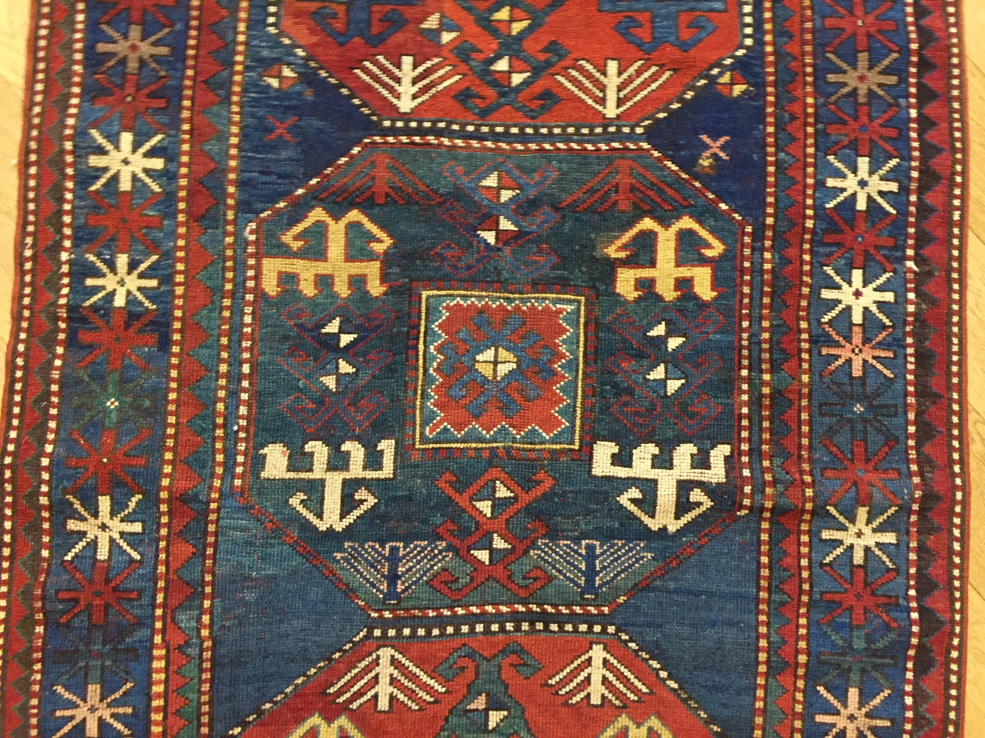 Russischer Chajli-Kaukasischer Teppich aus Wolle mit roten und blauen Medaillons aus dem 19. Jahrhundert, 1870er Jahre (Handgeknüpft) im Angebot