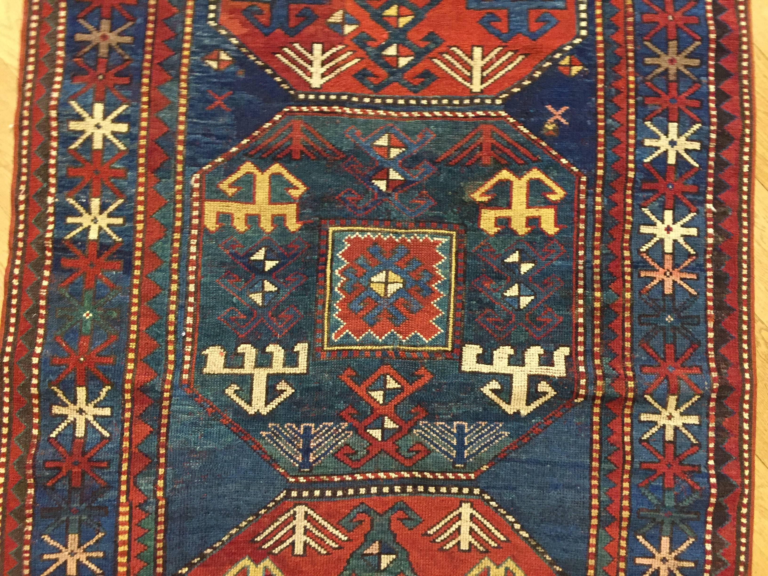Caucasien Tapis du Caucase Kazak Chajli du 19e siècle avec médaillons rouges et bleus, années 1870 en vente