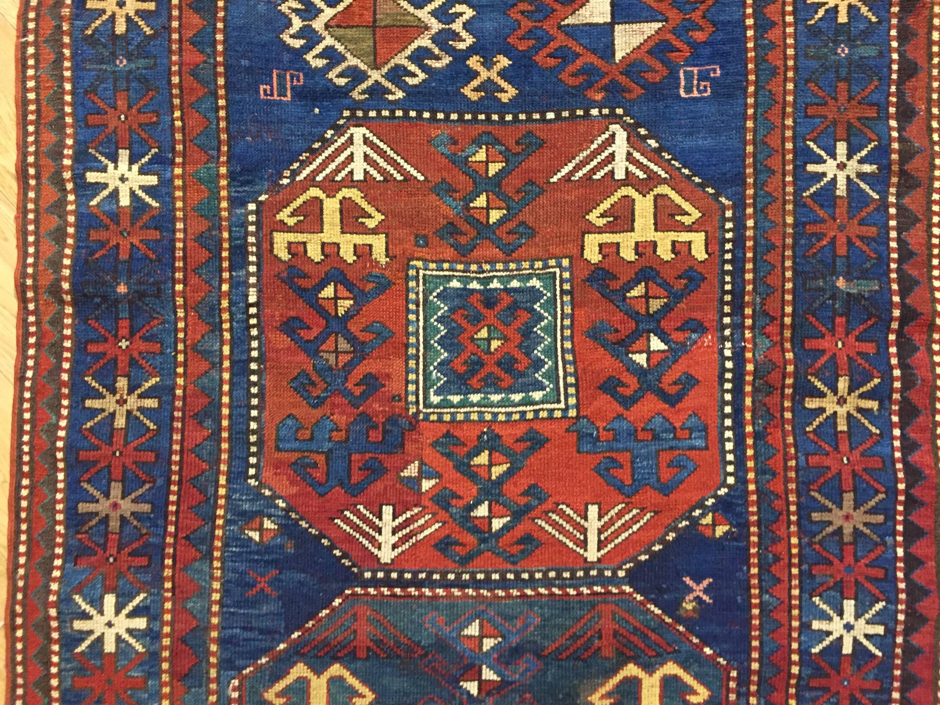 Noué à la main Tapis du Caucase Kazak Chajli du 19e siècle avec médaillons rouges et bleus, années 1870 en vente