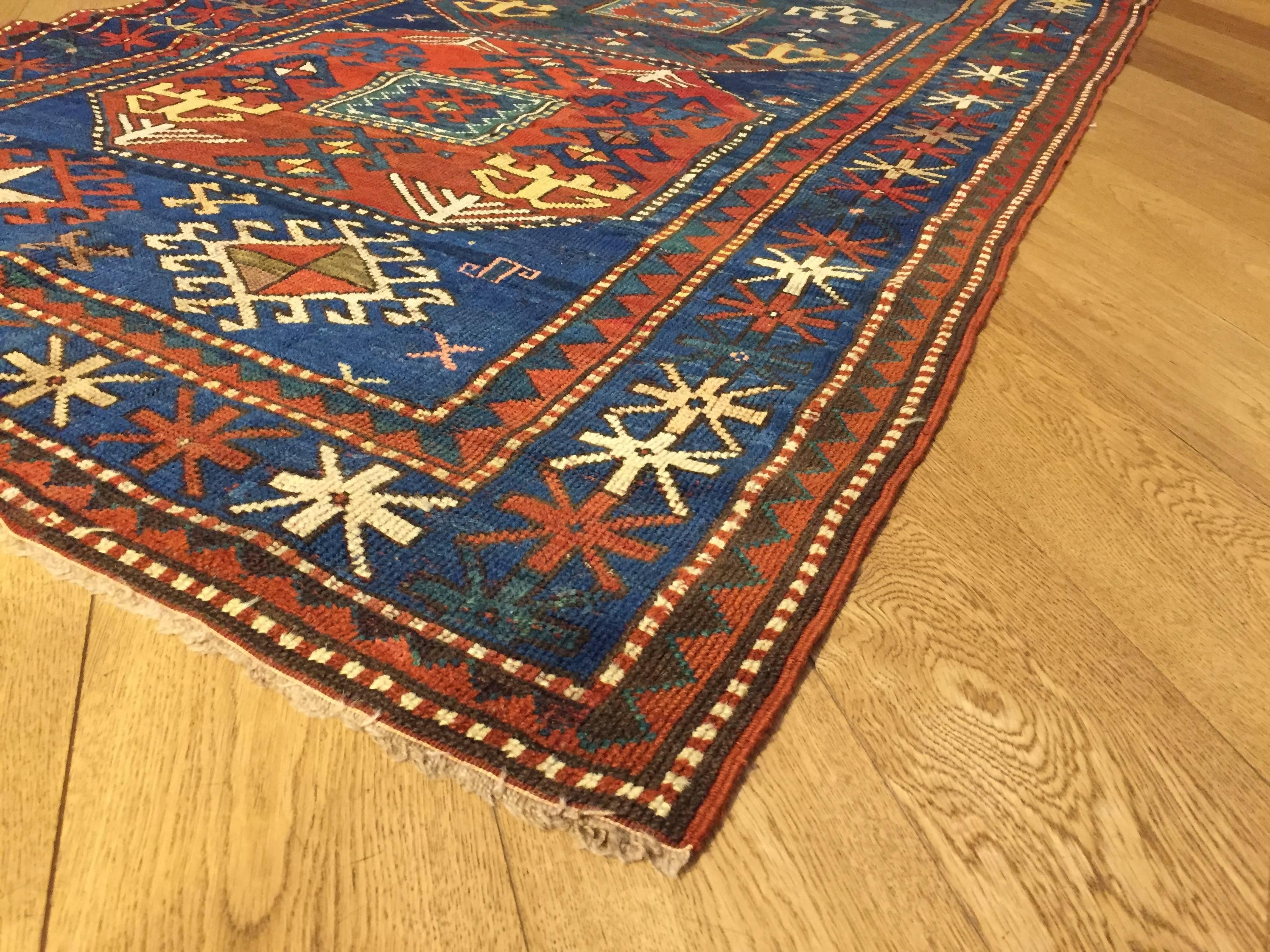 Russischer Chajli-Kaukasischer Teppich aus Wolle mit roten und blauen Medaillons aus dem 19. Jahrhundert, 1870er Jahre im Angebot 3