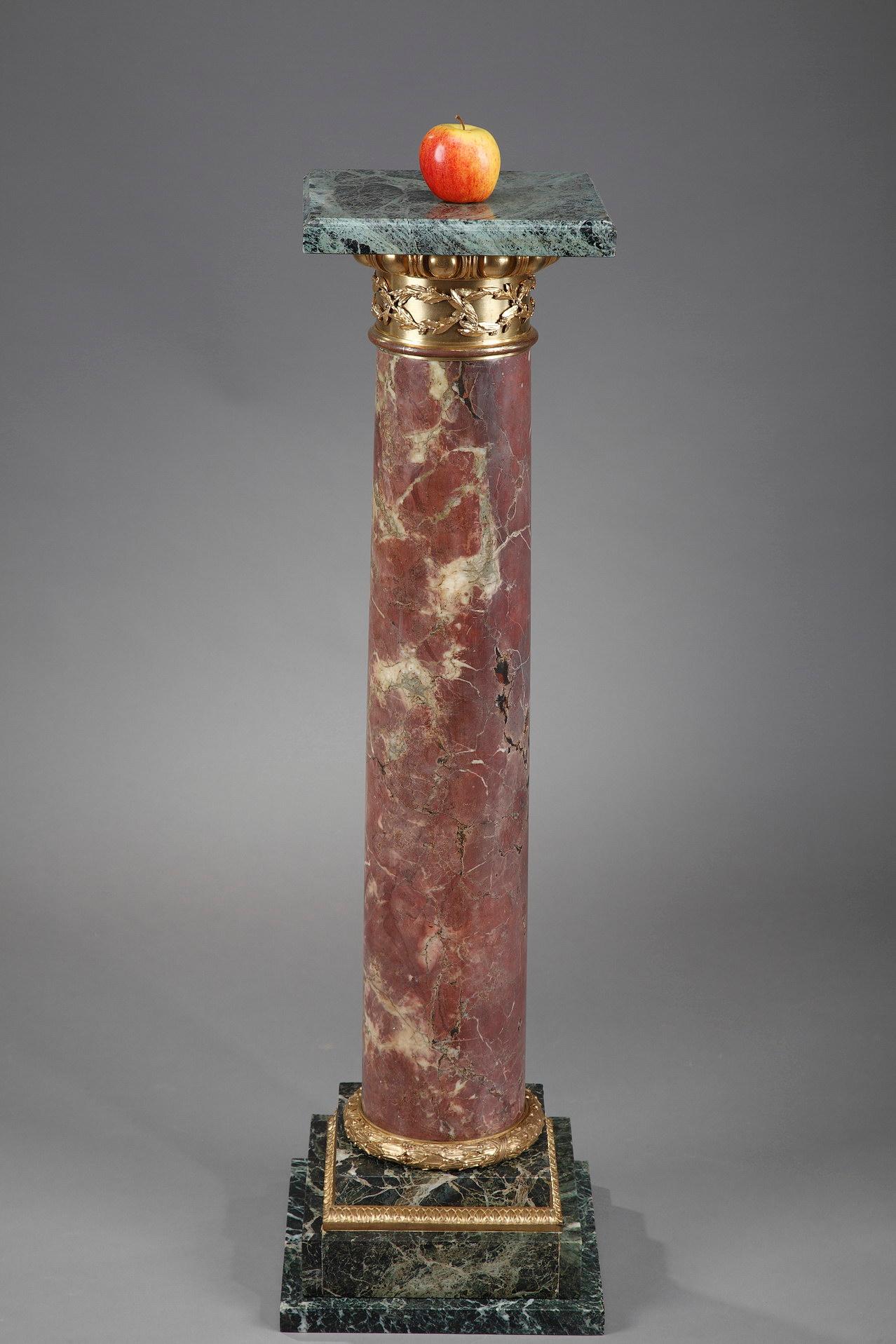 Marble pedestal with capital and gilt bronze base, dating from the 19th century. The column of 