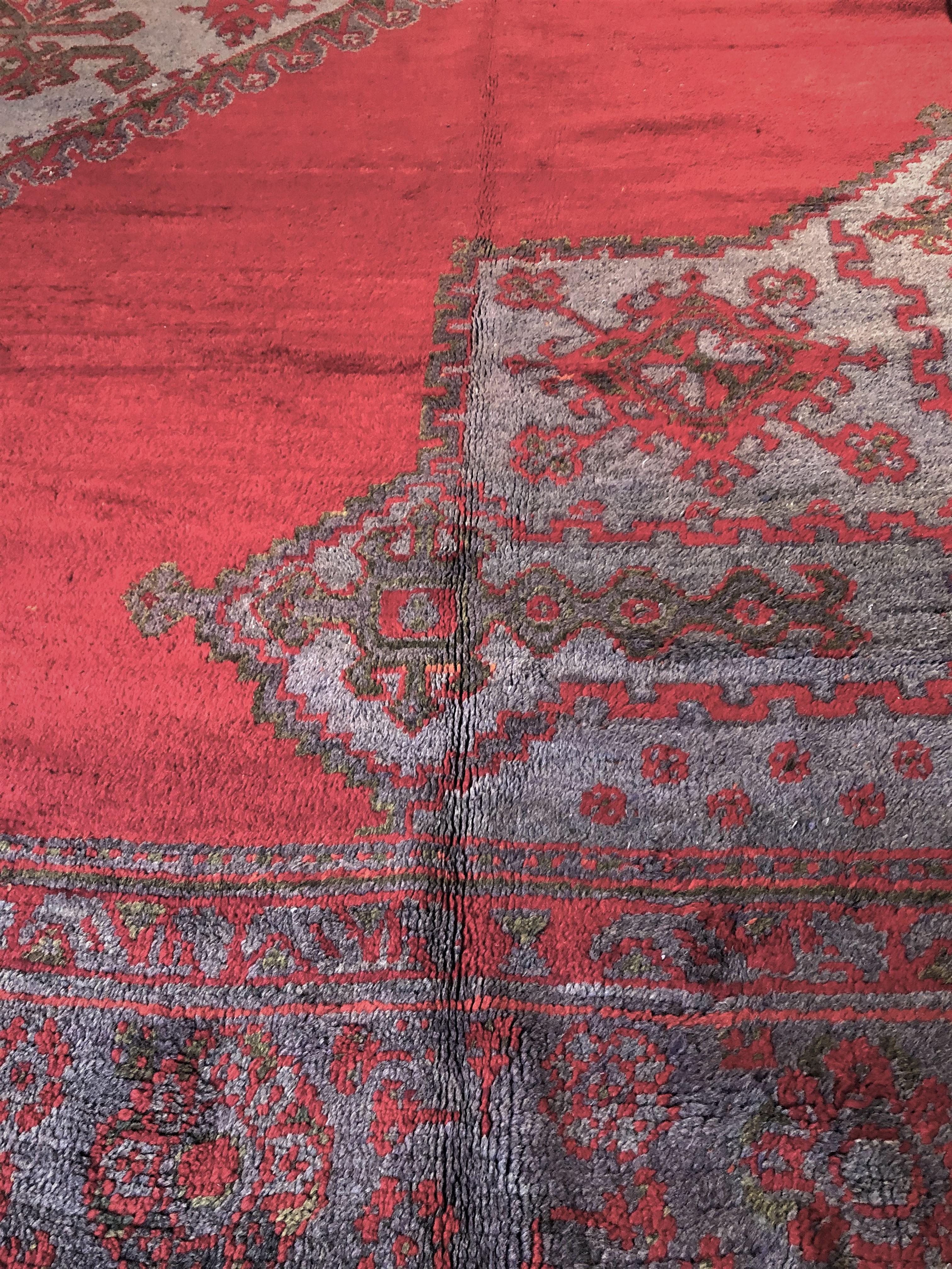 19th Century Red and Green Square Oushak Turkish Anatolian Rug with Medallion In Good Condition For Sale In Firenze, IT