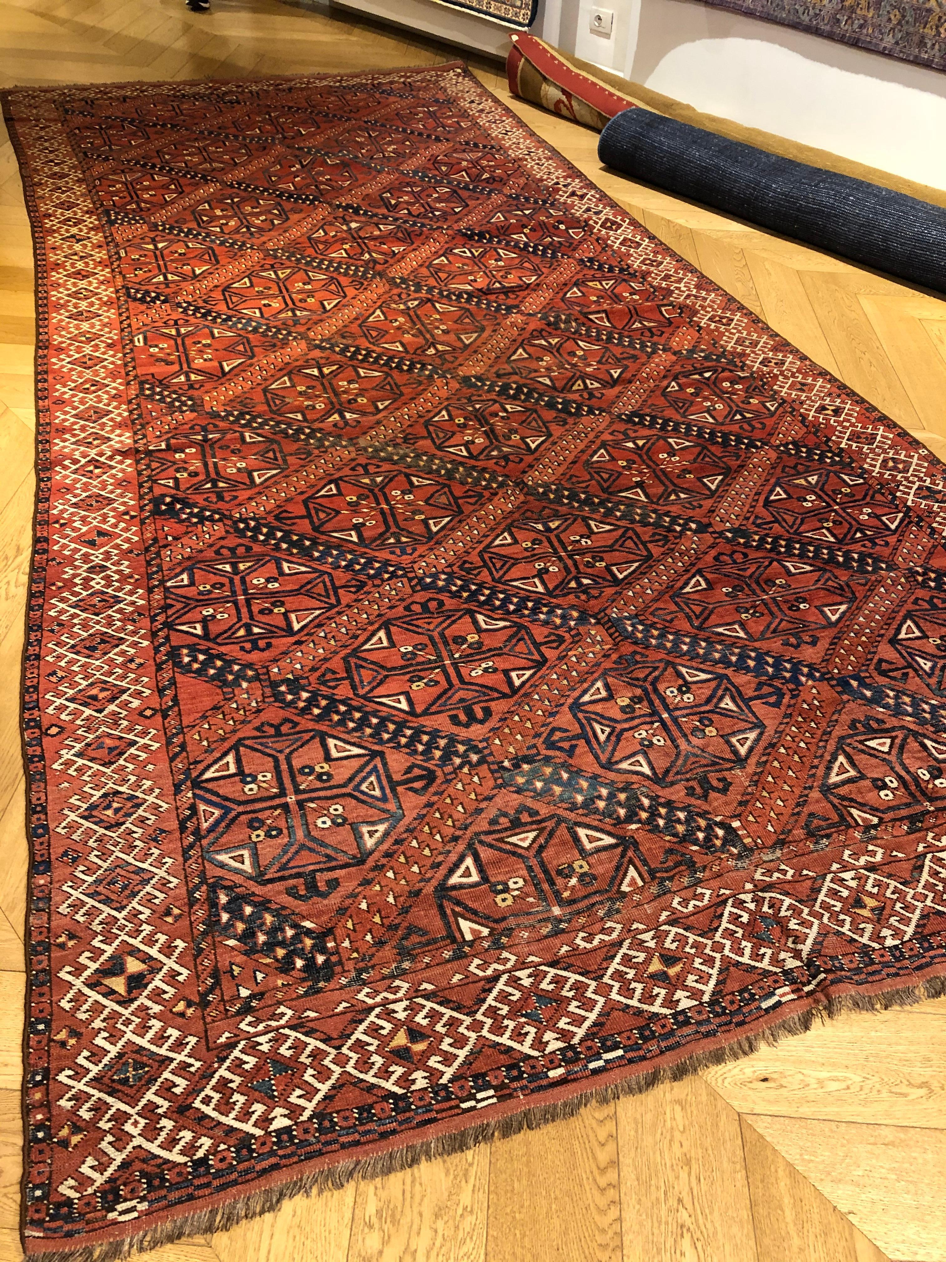 Hand-Knotted 19th Century Red Blue White Geometric Archaic Polygonal Turkmen Rug, about 1870 For Sale