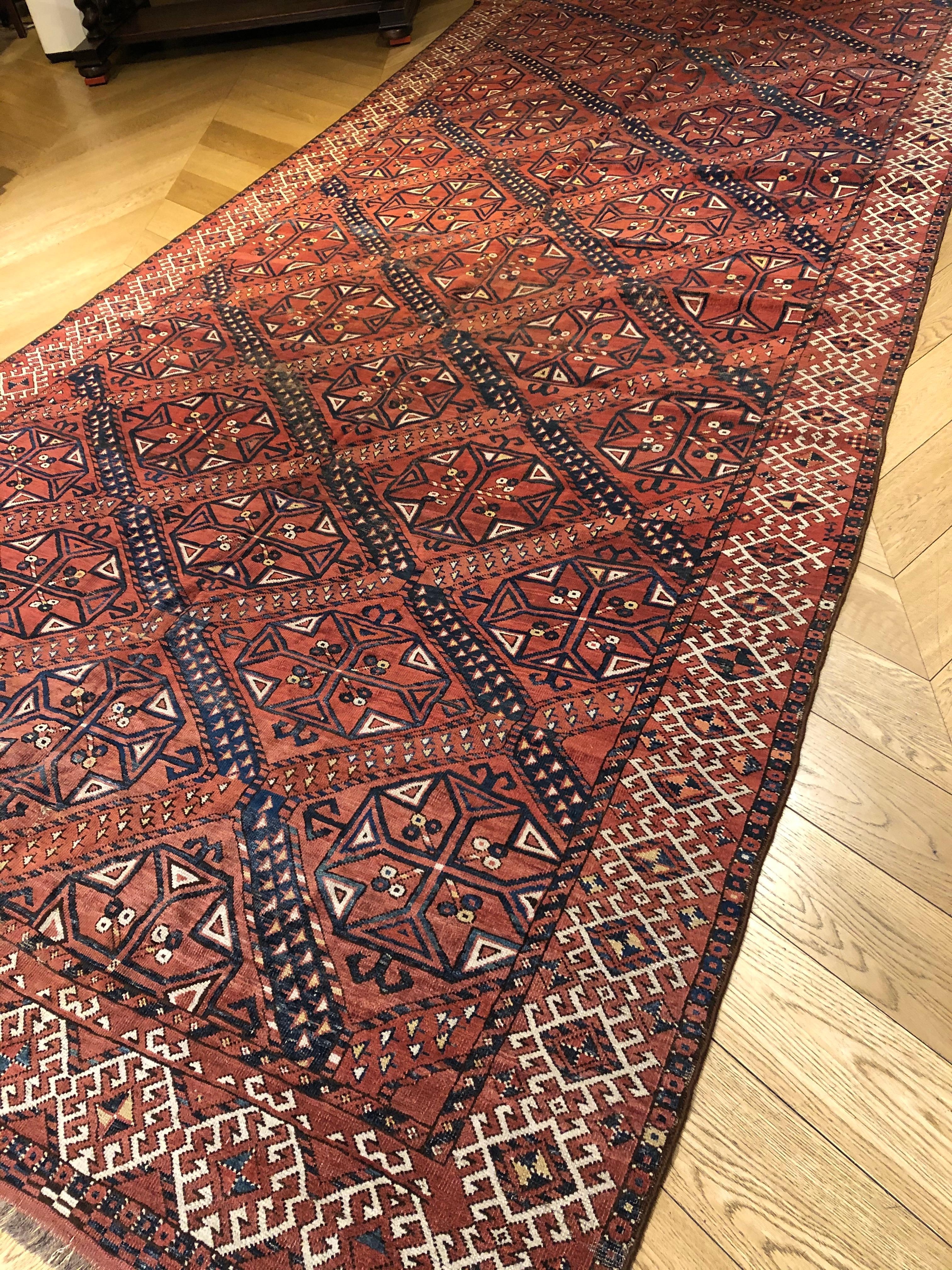 Roter, blauer, weißer, geometrischer, polygonierter Turkmen-Teppich aus dem 19. Jahrhundert, um 1870 (Handgeknüpft) im Angebot