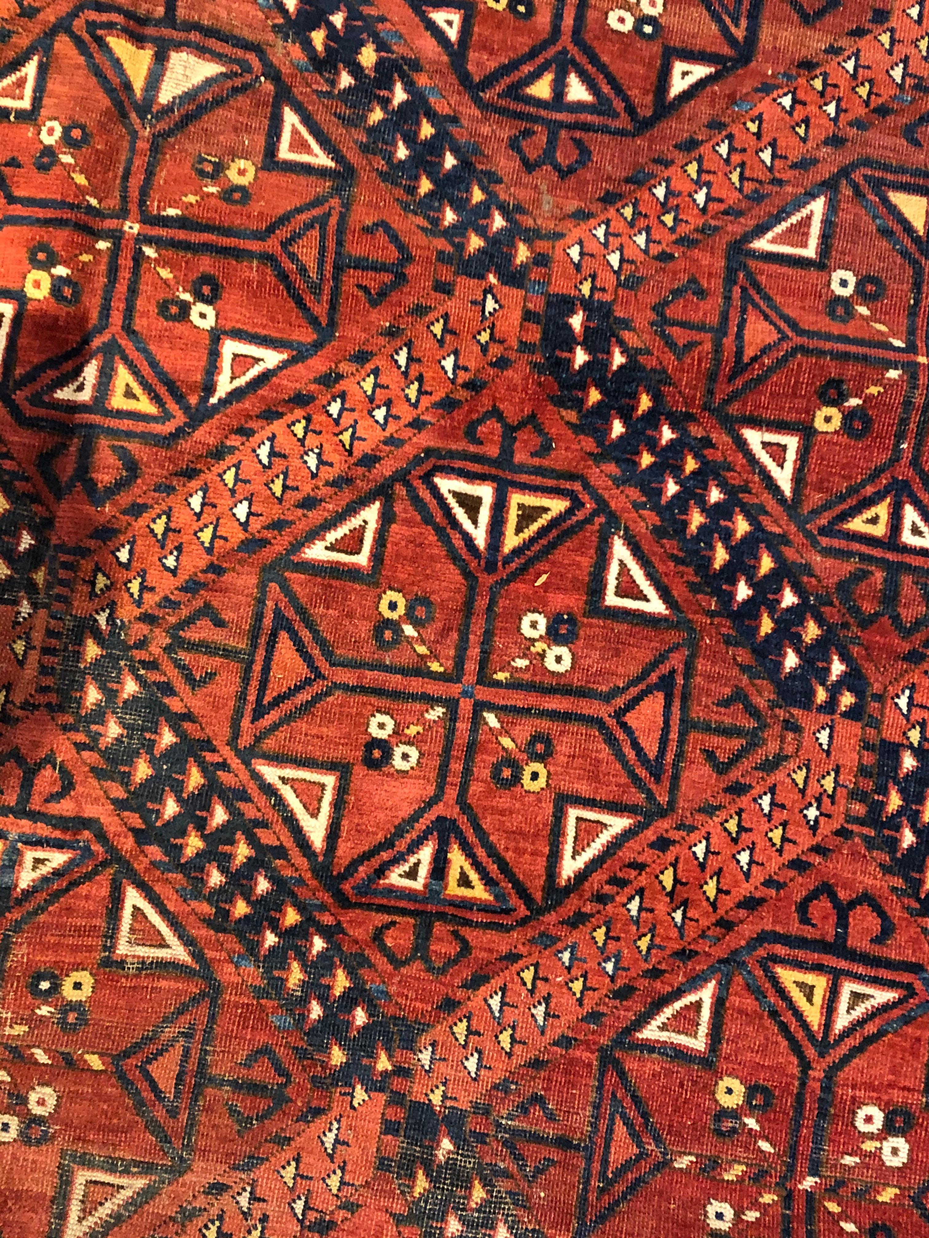 Roter, blauer, weißer, geometrischer, polygonierter Turkmen-Teppich aus dem 19. Jahrhundert, um 1870 im Zustand „Gut“ im Angebot in Firenze, IT