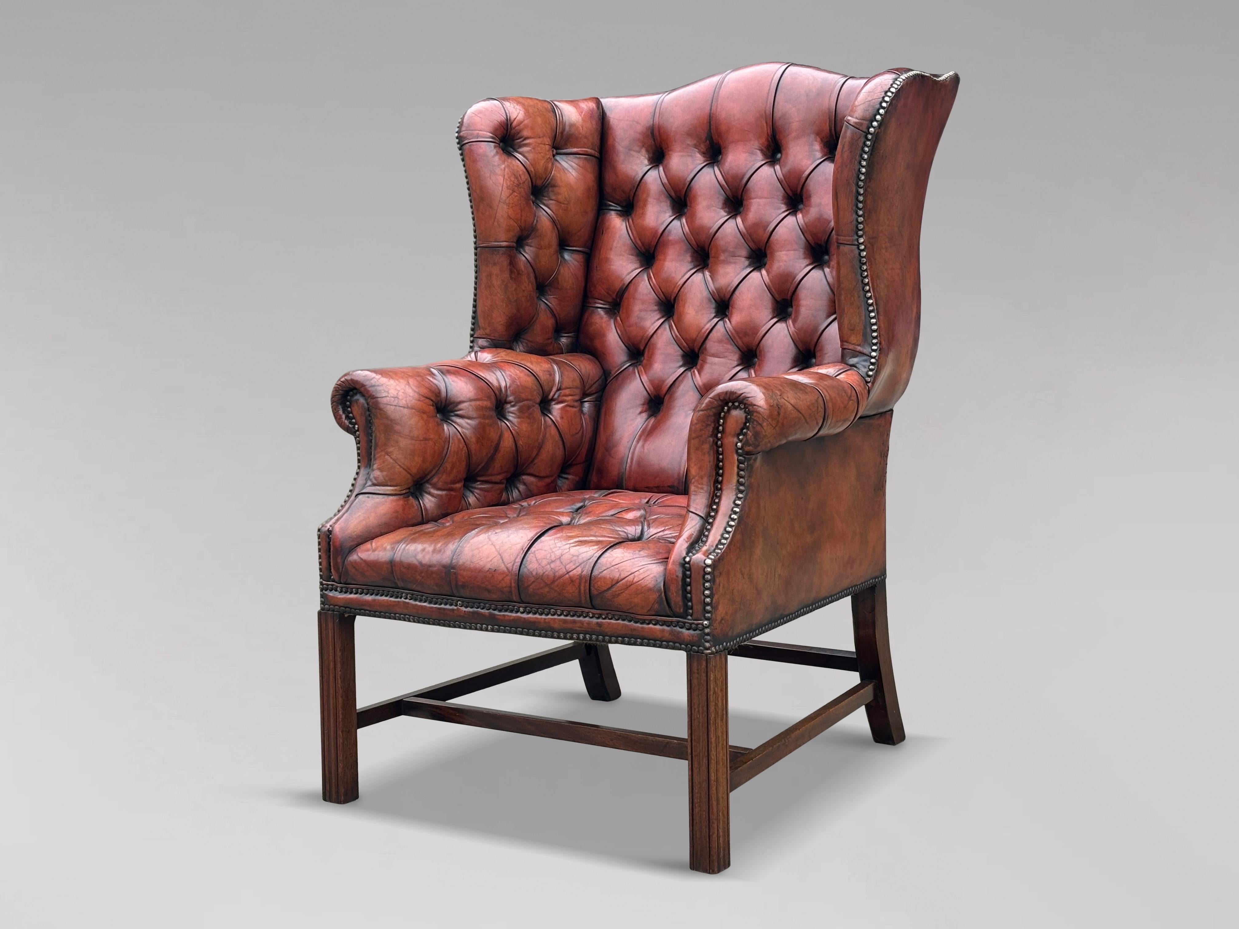 Fauteuil à oreilles en cuir rouge-brun de grande qualité, de style George III, datant de la fin du XIXe siècle et de l'époque victorienne. Le cadre substantiel et bien formé présente un siège, un dossier et des accoudoirs profondément capitonnés,