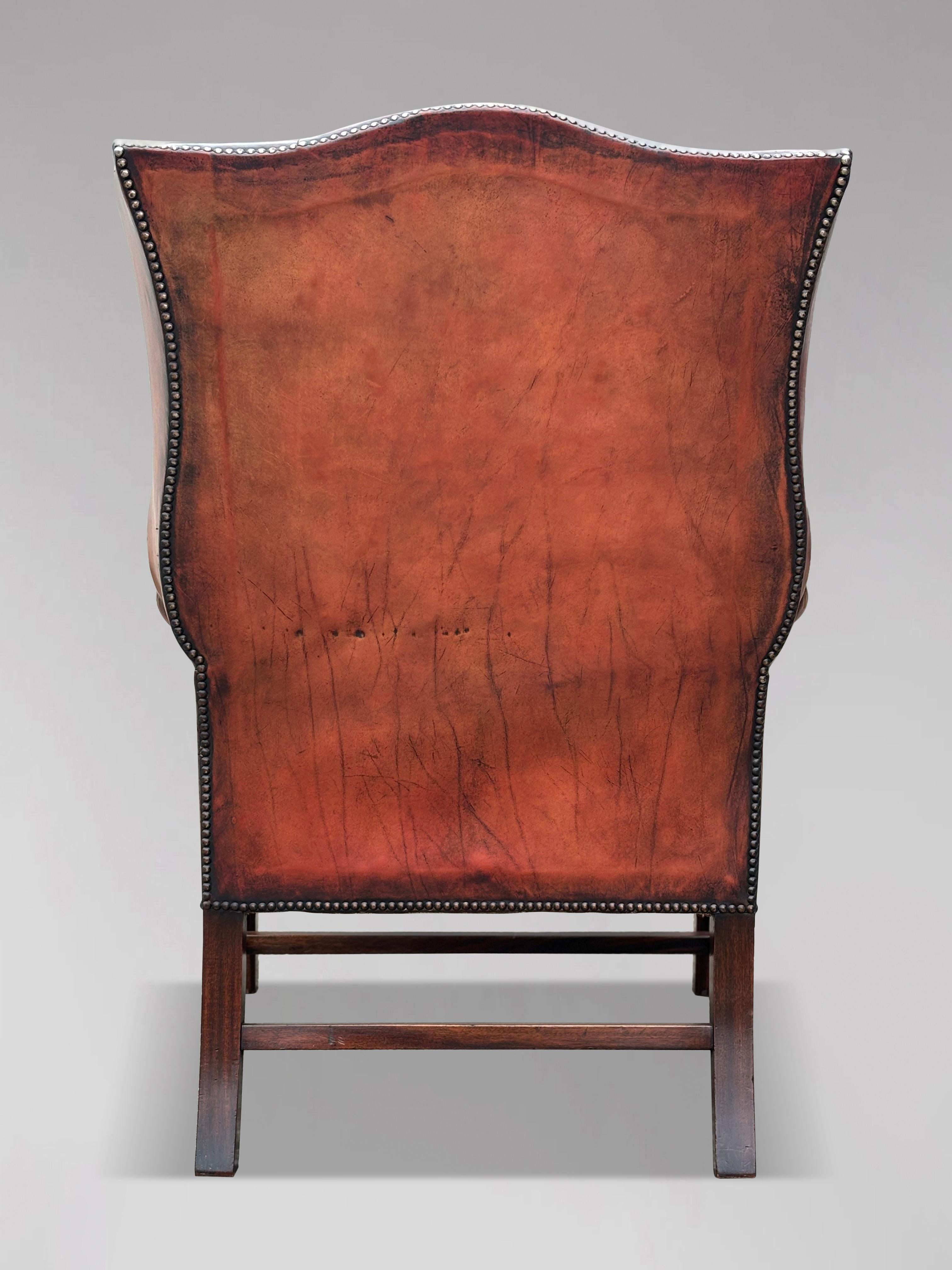 Cuir Fauteuil à oreilles du 19e siècle en cuir rouge et brun entièrement boutonné en vente