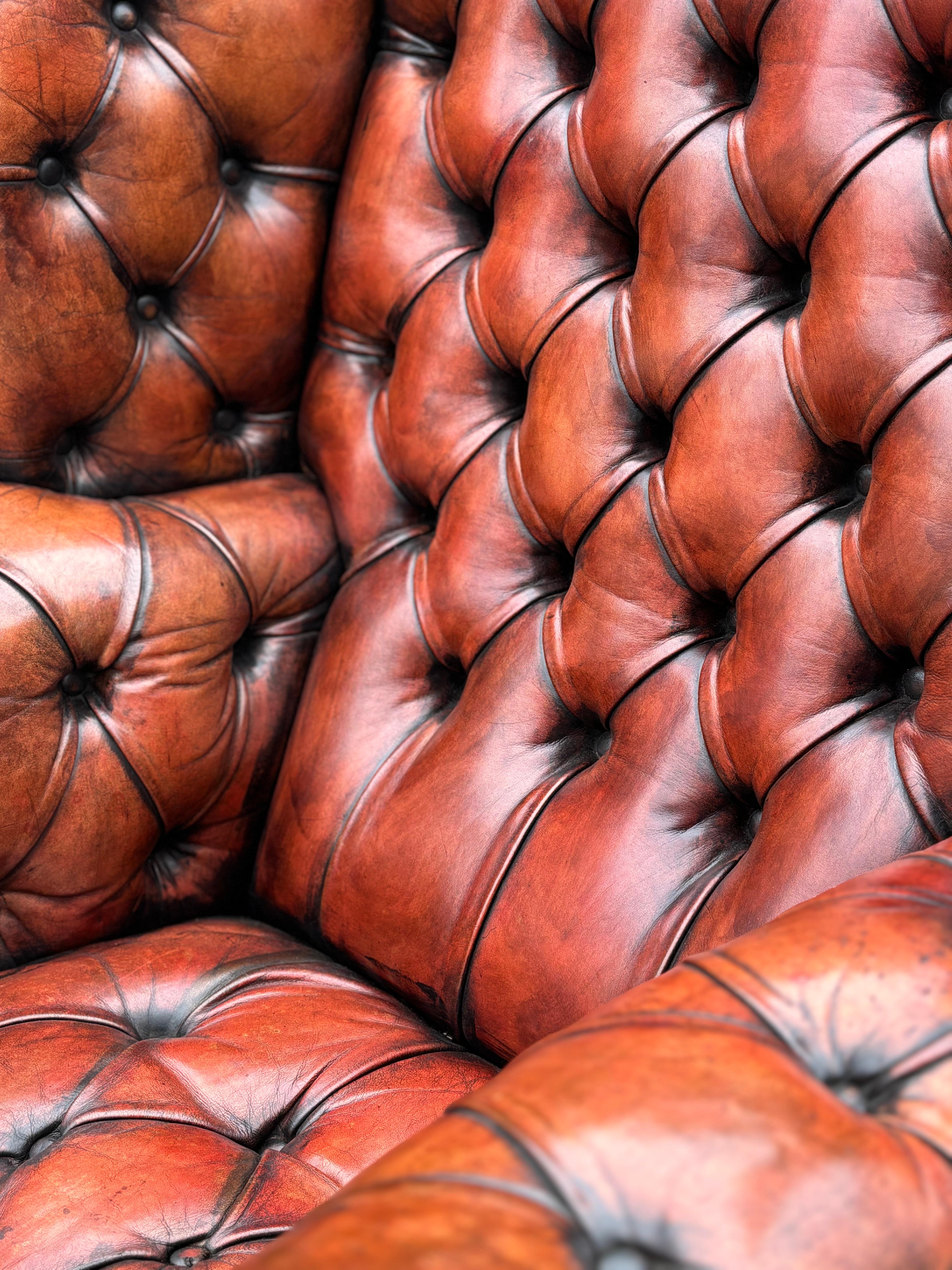 Fauteuil à oreilles du 19e siècle en cuir rouge et brun entièrement boutonné en vente 1