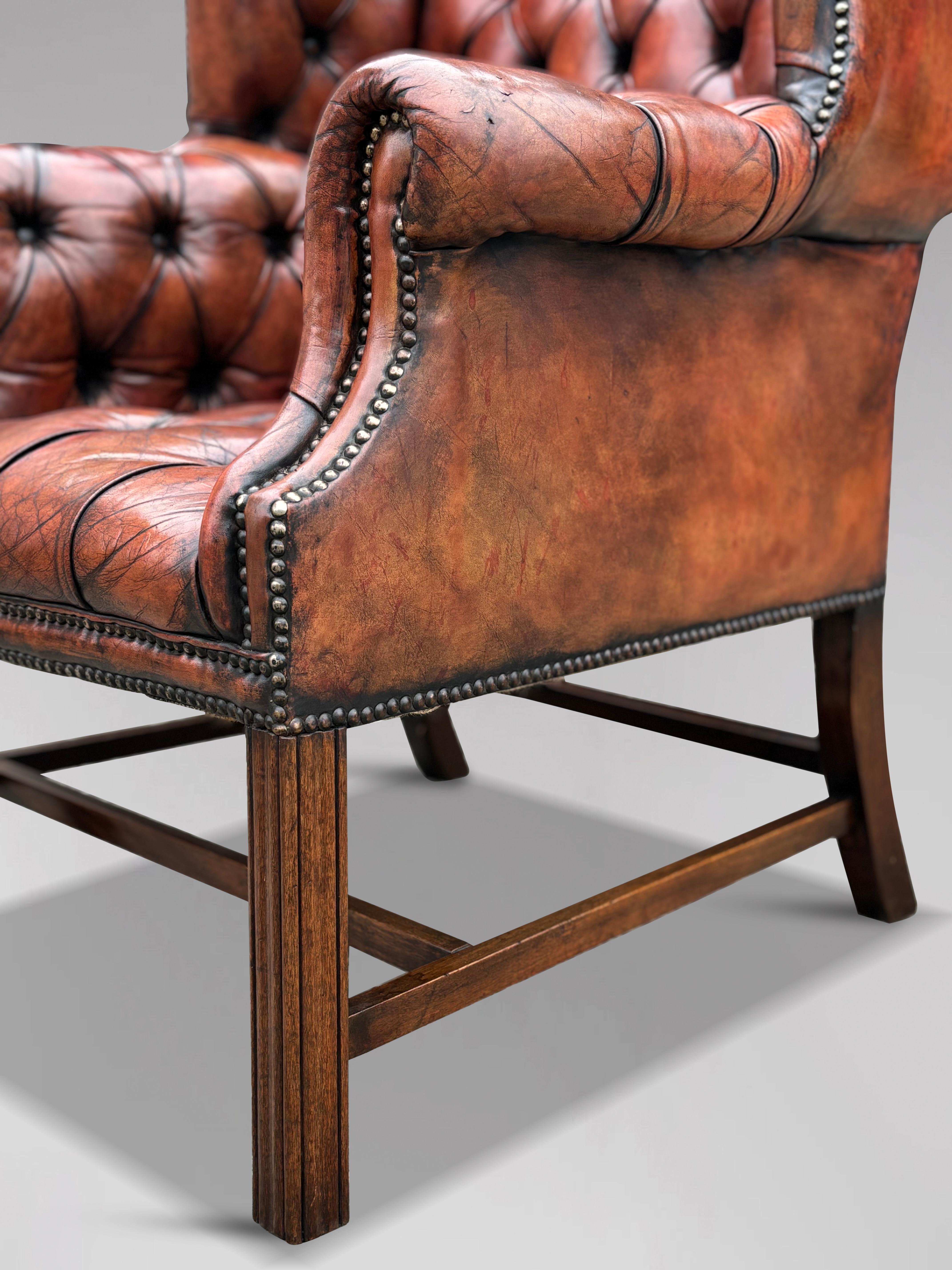 Fauteuil à oreilles du 19e siècle en cuir rouge et brun entièrement boutonné en vente 3