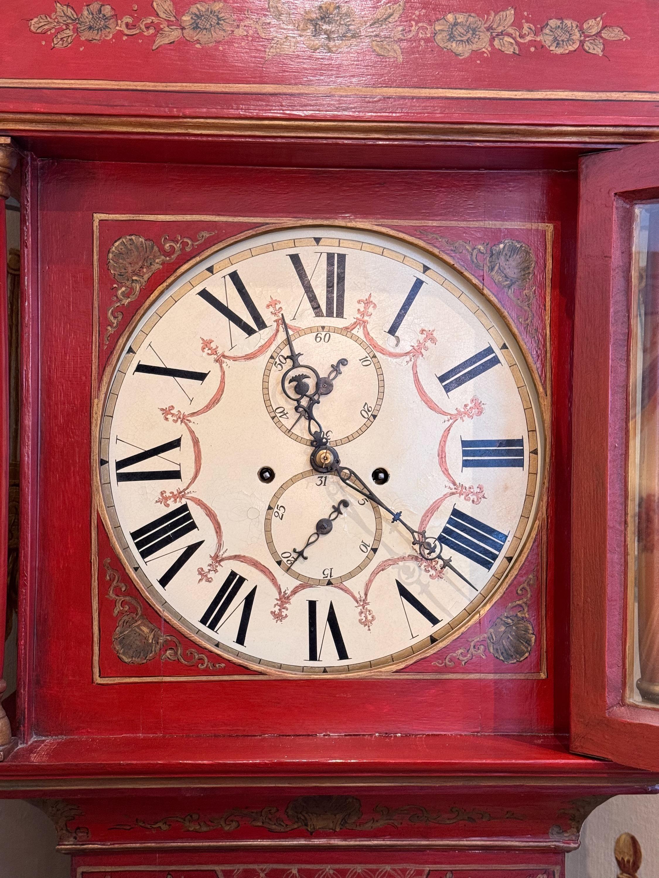 Rote Chinoiserie-Uhr des 19. Jahrhunderts, dekoriert im Zustand „Gut“ im Angebot in Charlottesville, VA