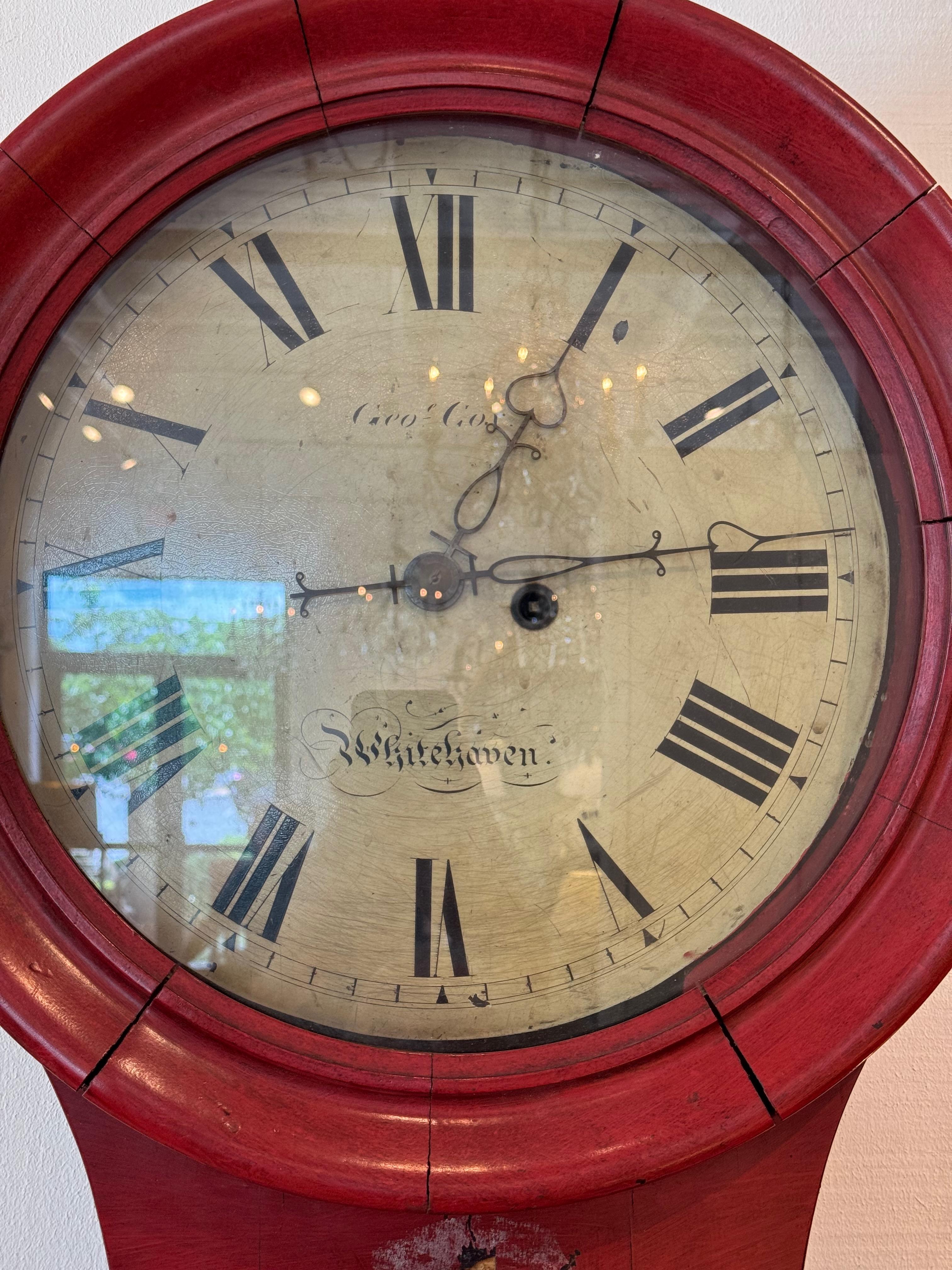 Rote Chinoiserie-Wanduhr des 19. Jahrhunderts mit bemalten Figuren im Angebot 5