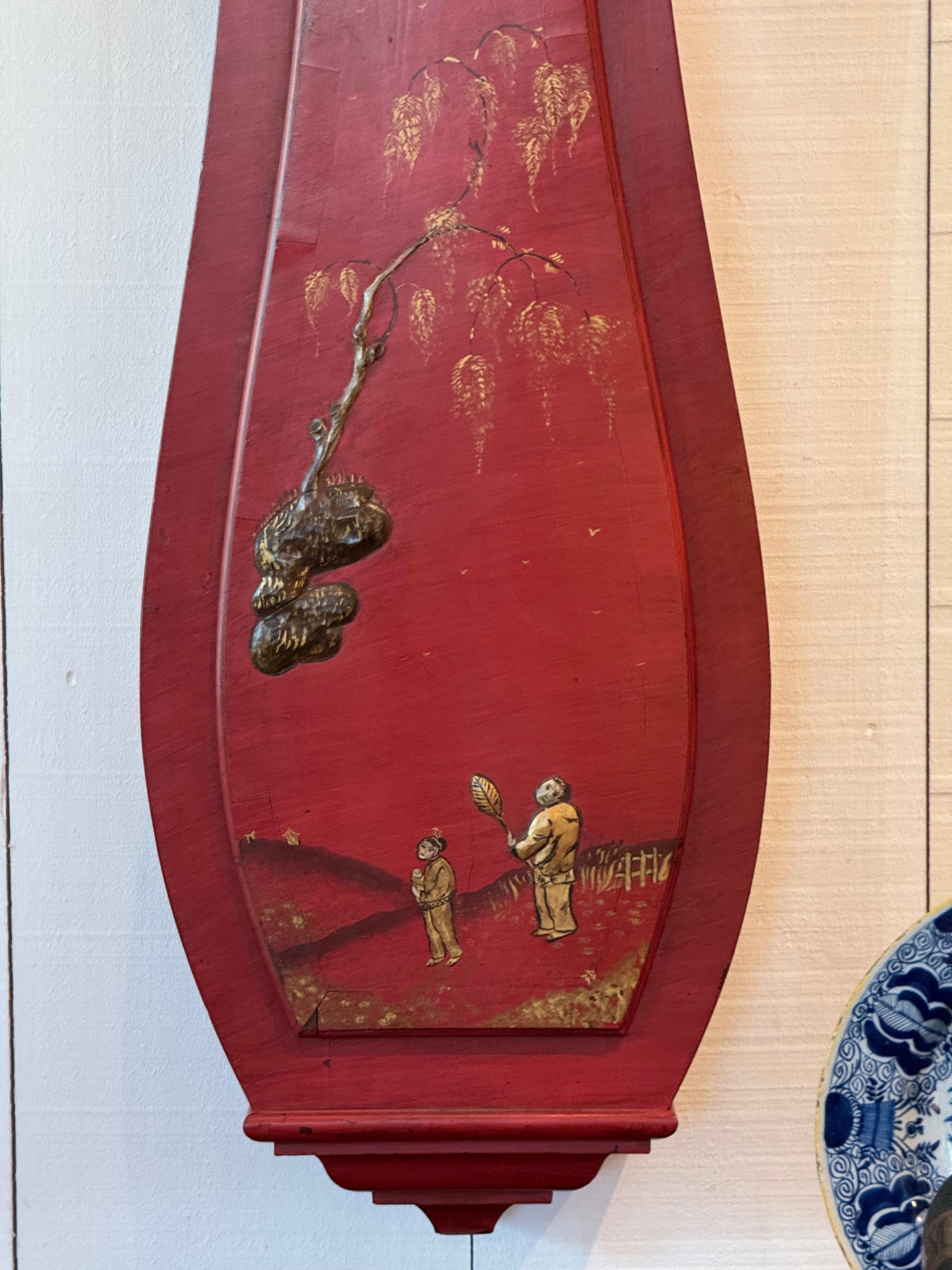 Rote Chinoiserie-Wanduhr des 19. Jahrhunderts mit bemalten Figuren (Britisch) im Angebot