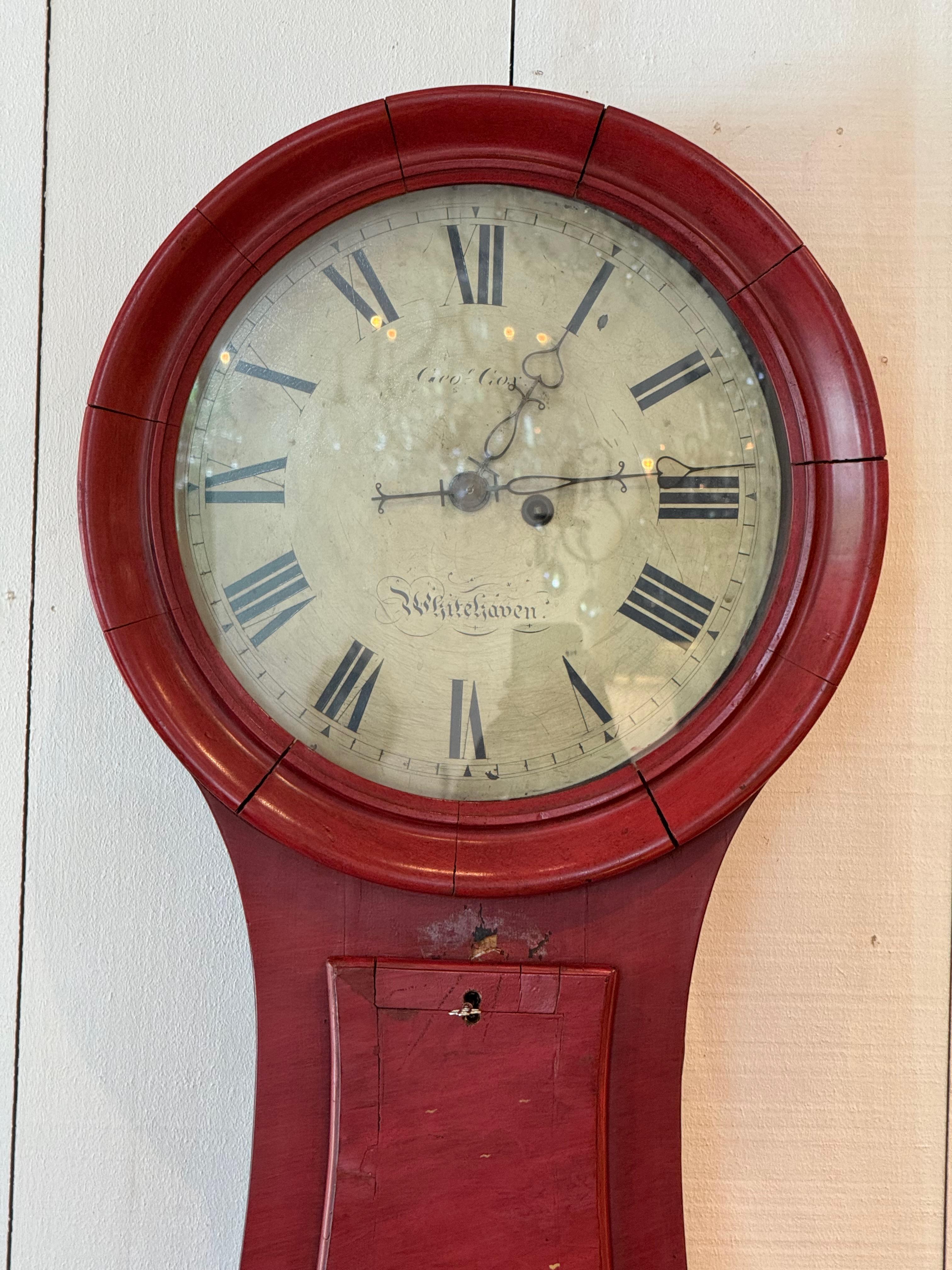 Rote Chinoiserie-Wanduhr des 19. Jahrhunderts mit bemalten Figuren im Zustand „Gut“ im Angebot in Charlottesville, VA