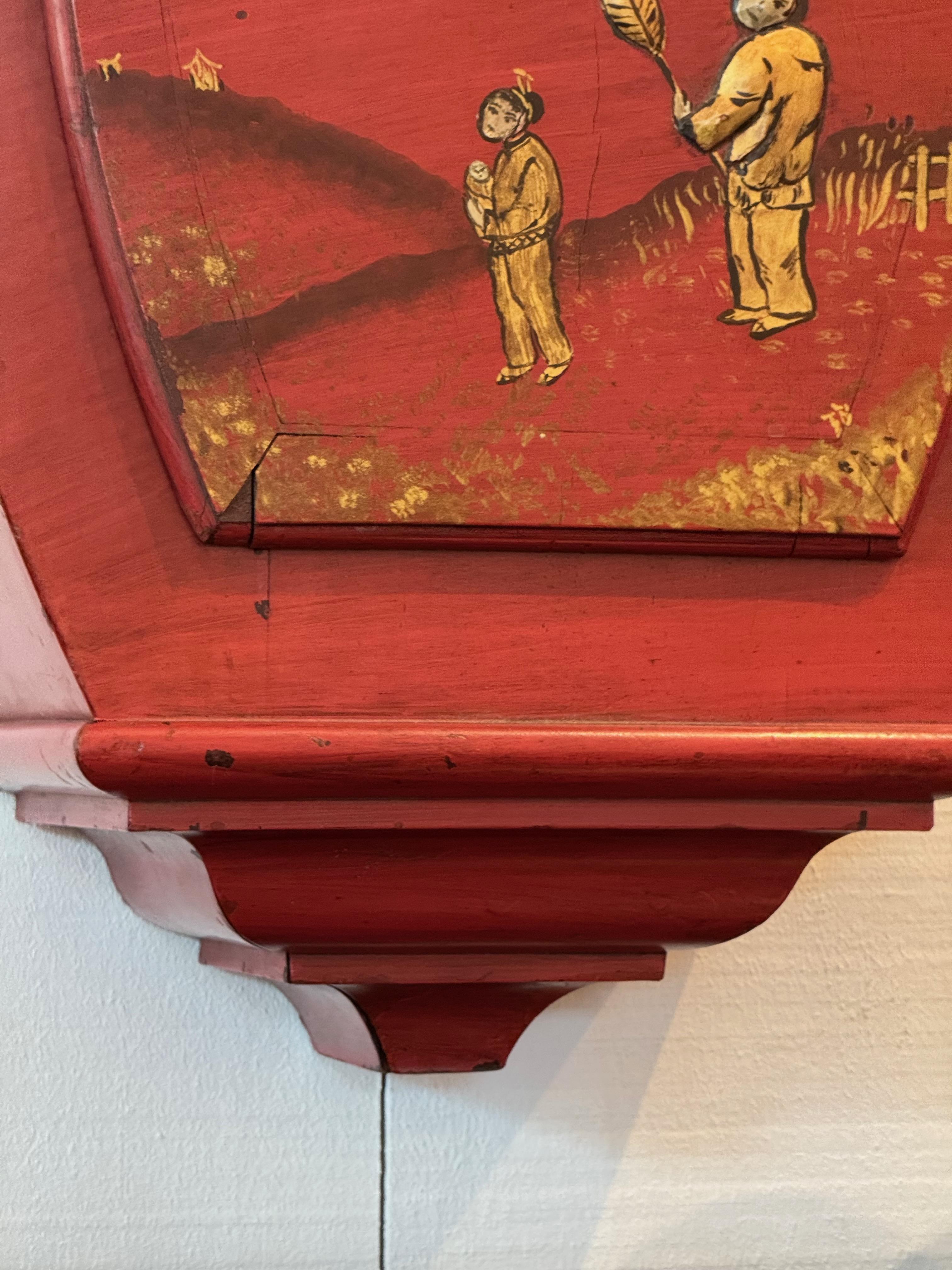 Rote Chinoiserie-Wanduhr des 19. Jahrhunderts mit bemalten Figuren (Holz) im Angebot