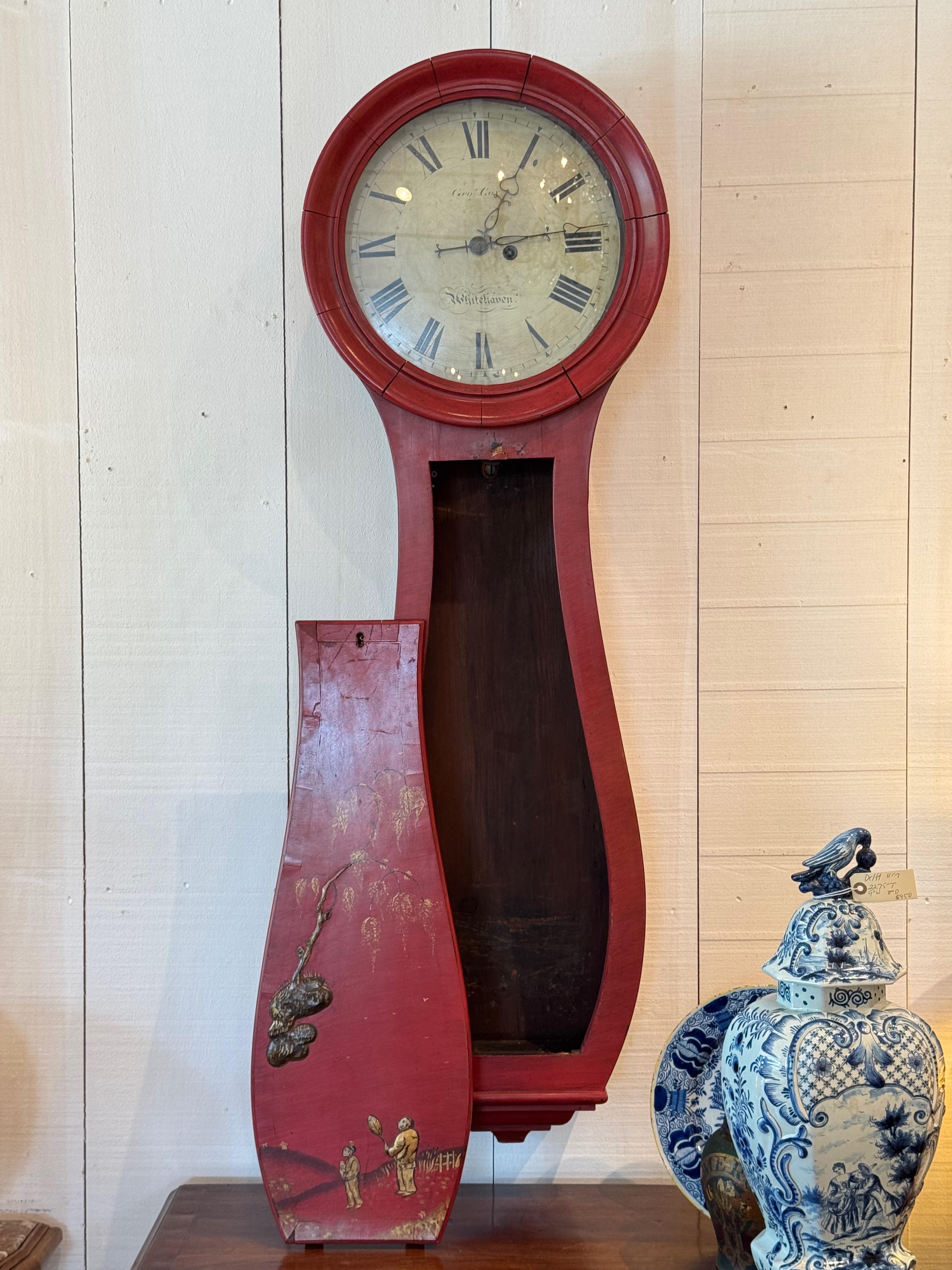 Rote Chinoiserie-Wanduhr des 19. Jahrhunderts mit bemalten Figuren im Angebot 1