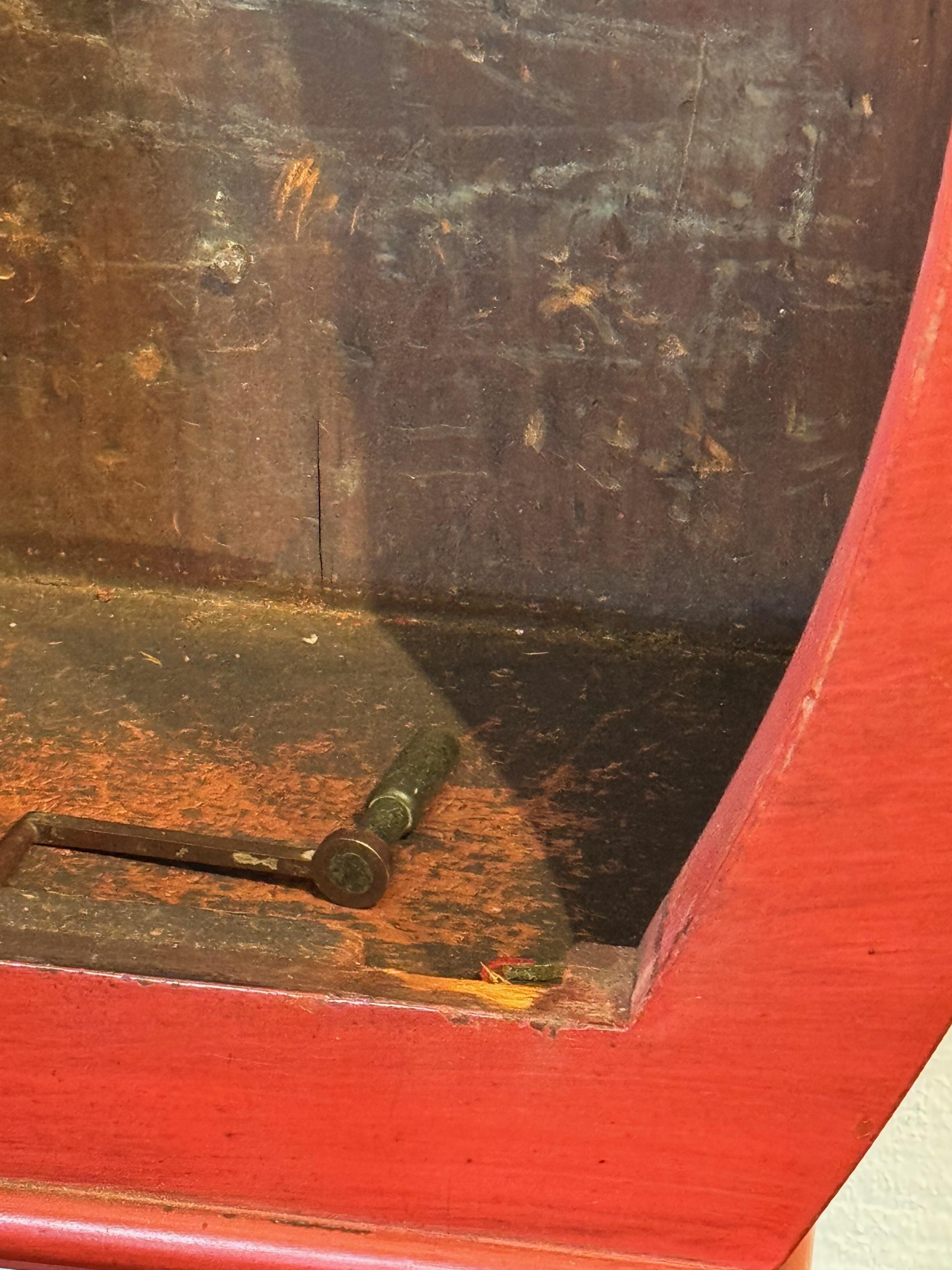 Rote Chinoiserie-Wanduhr des 19. Jahrhunderts mit bemalten Figuren im Angebot 2