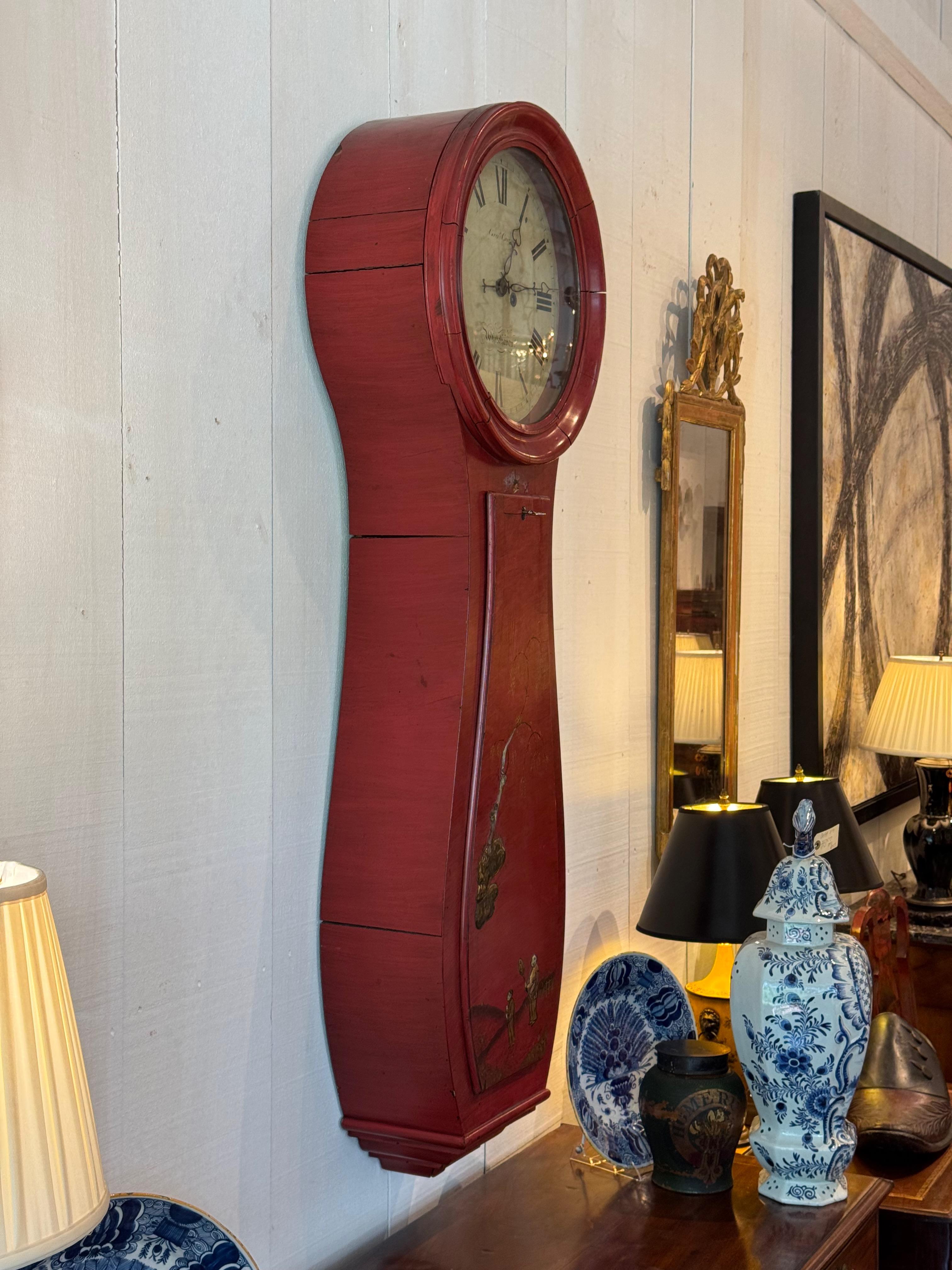 Rote Chinoiserie-Wanduhr des 19. Jahrhunderts mit bemalten Figuren im Angebot 3