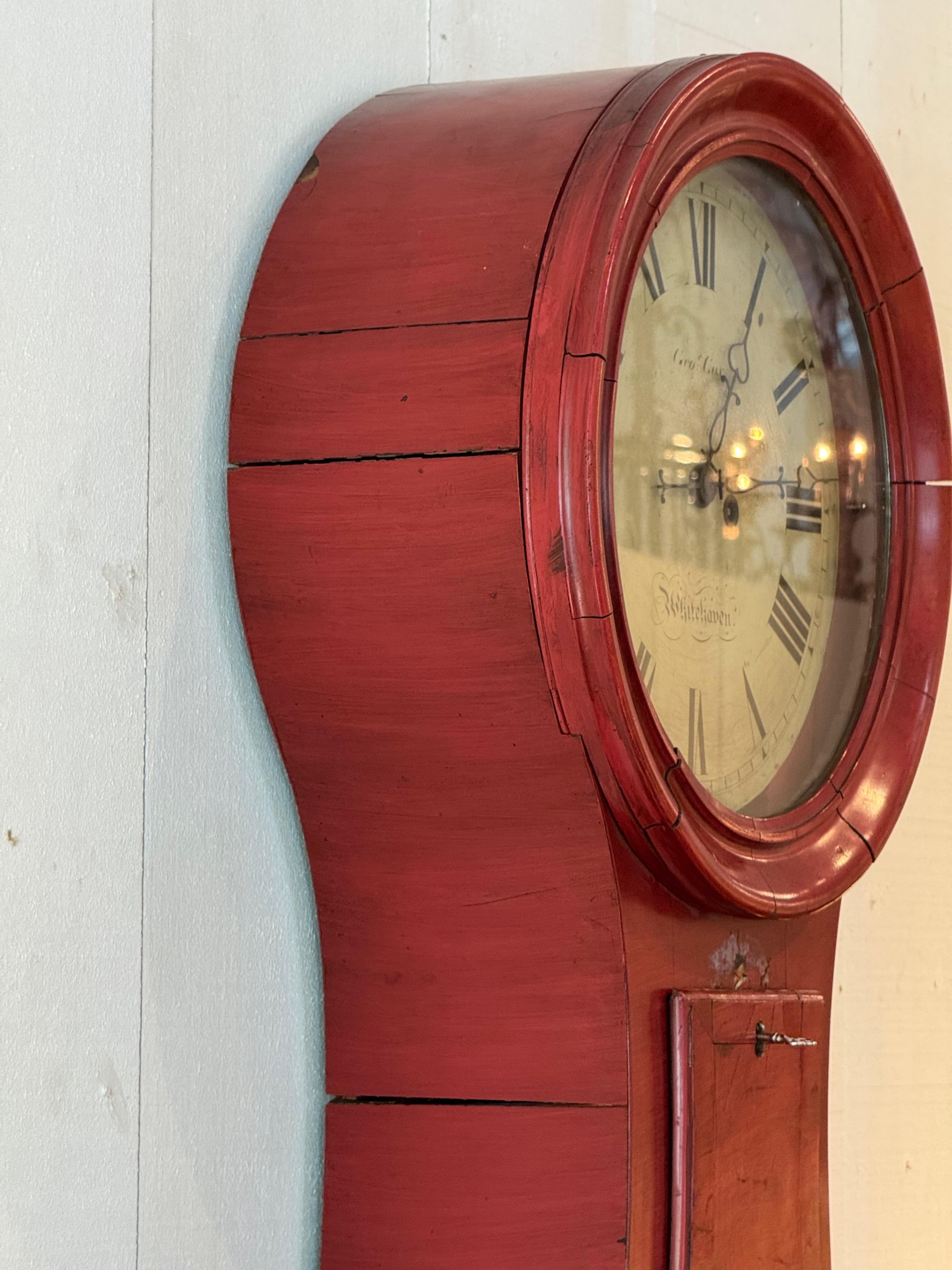 Rote Chinoiserie-Wanduhr des 19. Jahrhunderts mit bemalten Figuren im Angebot 4