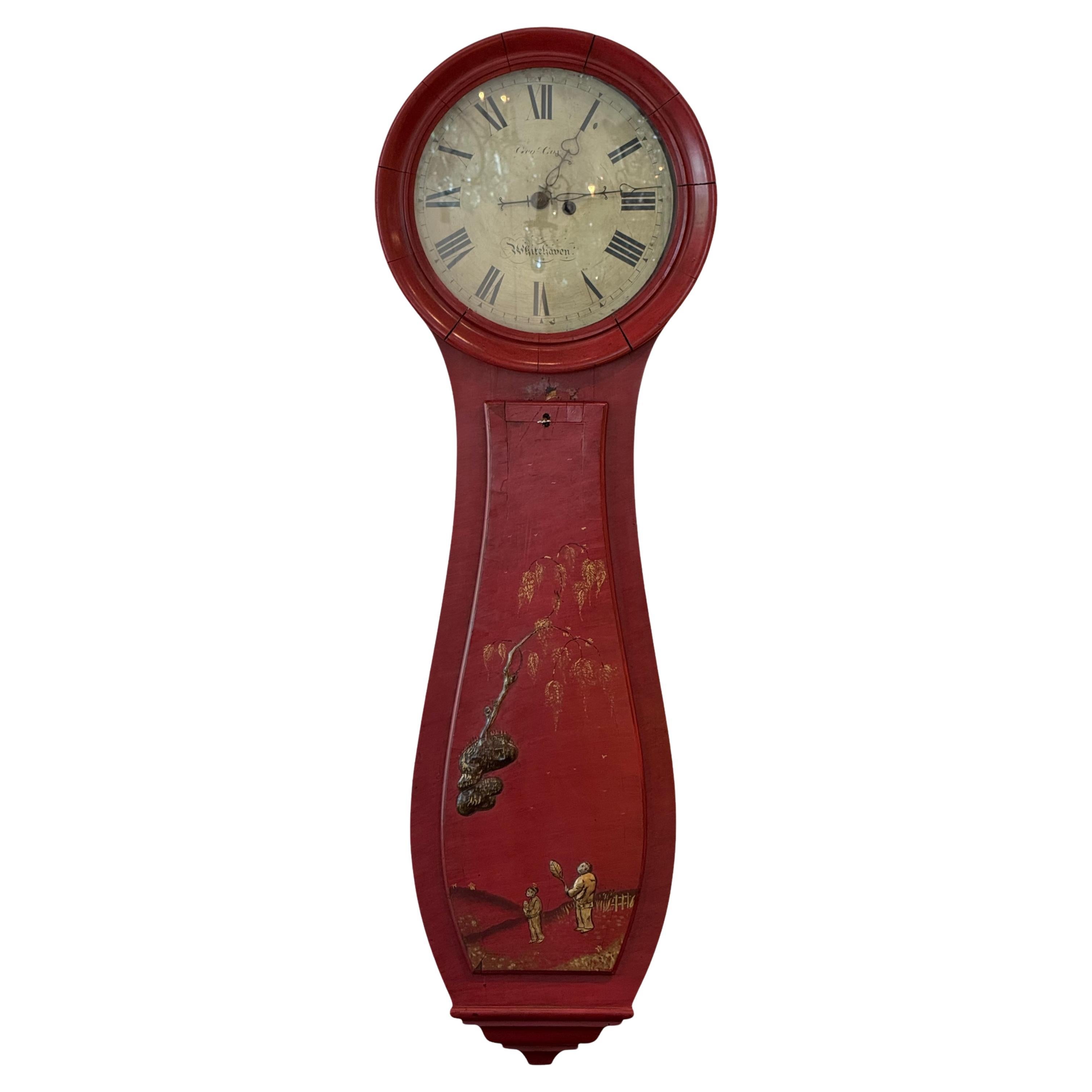 Rote Chinoiserie-Wanduhr des 19. Jahrhunderts mit bemalten Figuren im Angebot