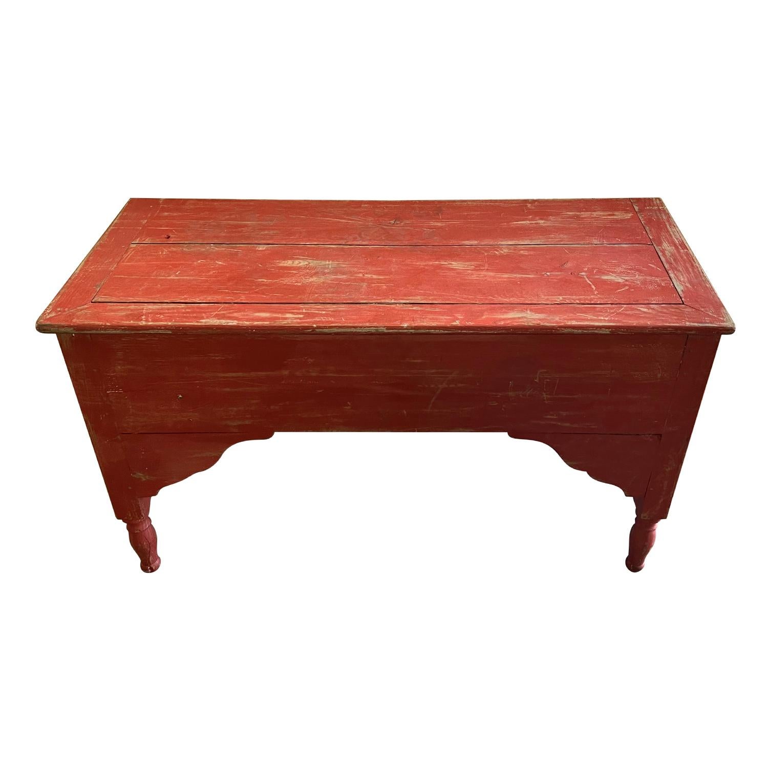 Début du 19ème siècle, une rare table Cassetone de Provence avec de charmantes consoles latérales et des pieds tournés à la main en patine rouge vif, en bon état. Cette table console antique de style provincial français présente un style simple et