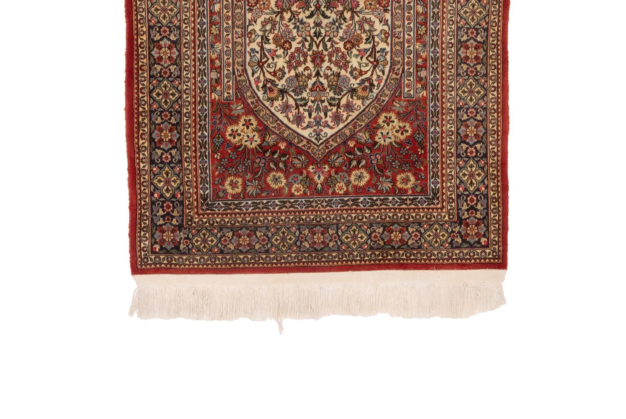 Dieser kleine Teppich, der als 19th Century Red Ivory Blue Floral Kashan bekannt ist, wurde aus hochwertiger Wolle gefertigt. Sein Design ist inspiriert von traditionellen Motiven, die in architektonischen Fliesen zu finden sind, die einst