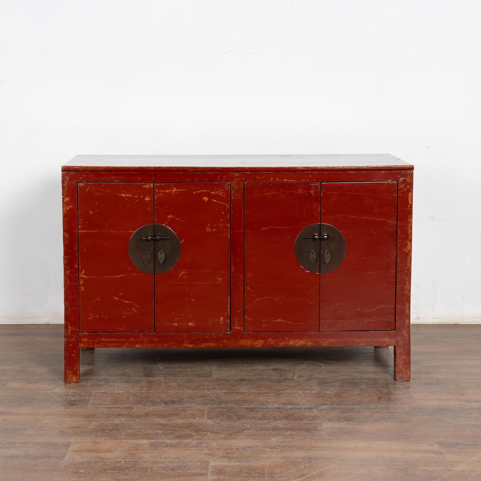 Cinese 19th Century Red Lacquer Chinese Console Cabinet Sideboard in vendita
