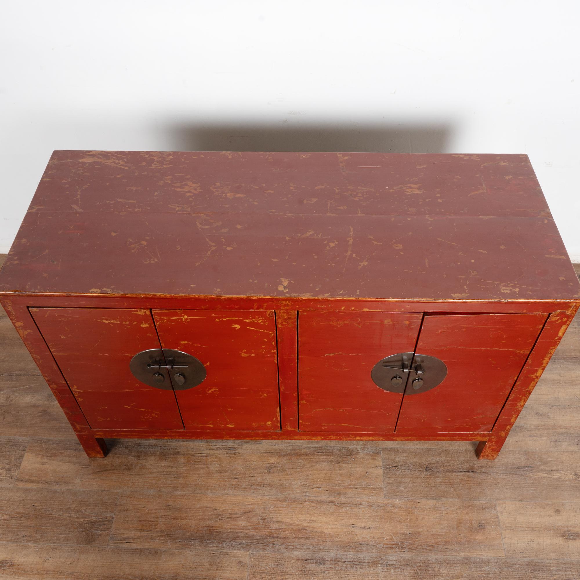 19th Century Red Lacquer Chinese Console Cabinet Sideboard In condizioni buone in vendita a Round Top, TX