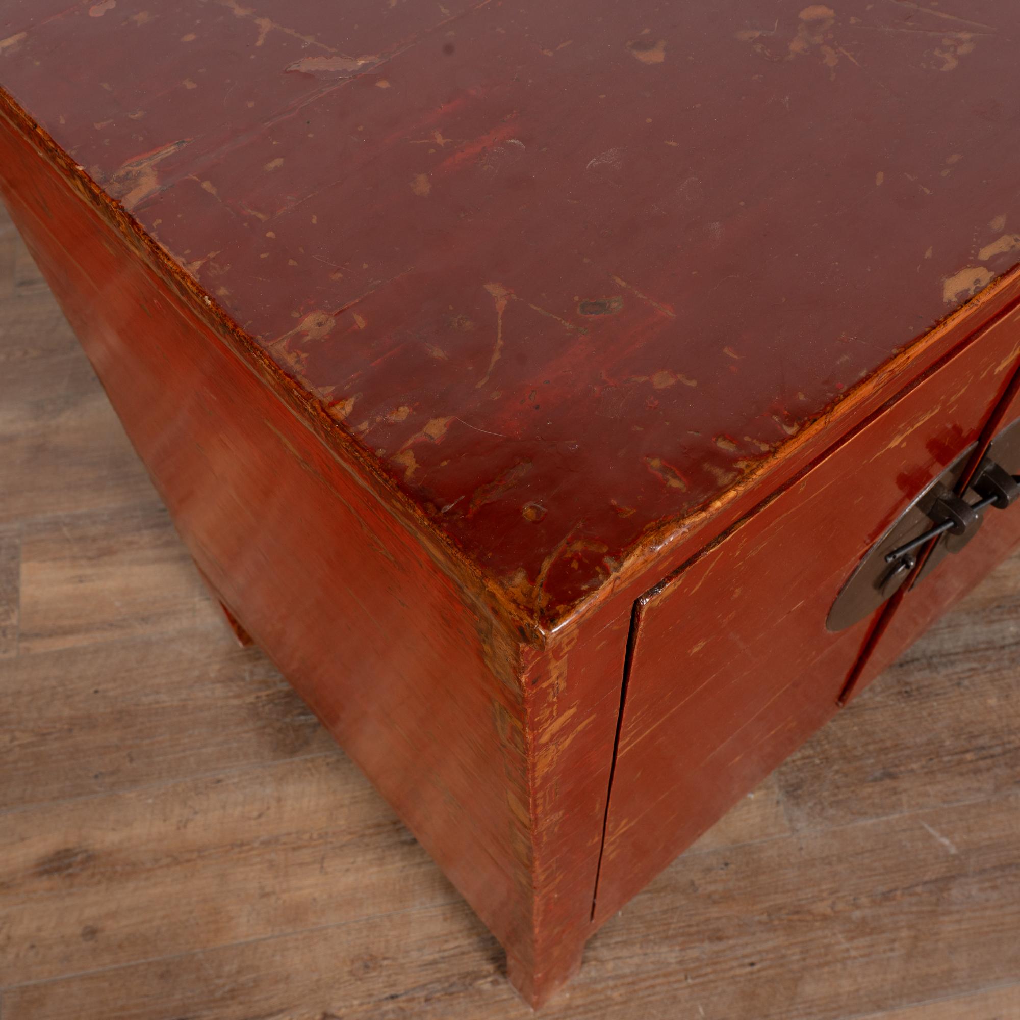 Olmo 19th Century Red Lacquer Chinese Console Cabinet Sideboard in vendita