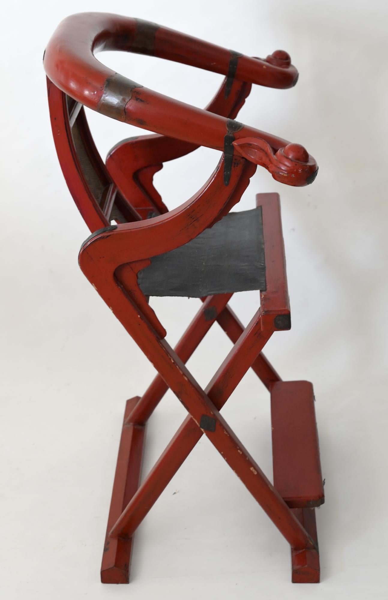 Klappbarer chinesischer Lack-Stuhl mit runder Rückenlehne, 19. Jahrhundert (Chinesisch) im Angebot