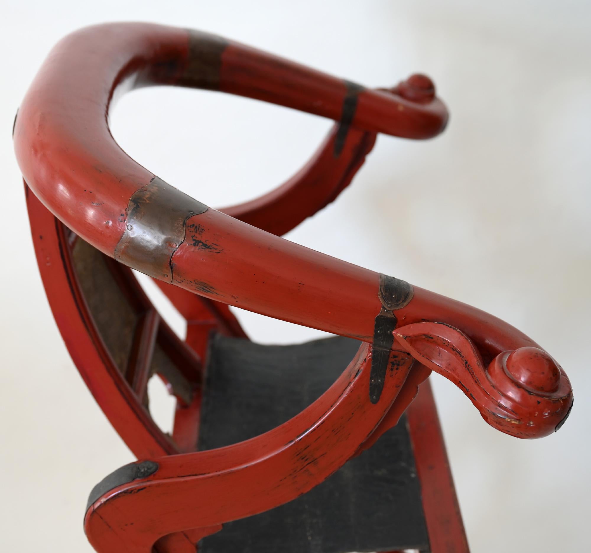 Klappbarer chinesischer Lack-Stuhl mit runder Rückenlehne, 19. Jahrhundert (Leder) im Angebot