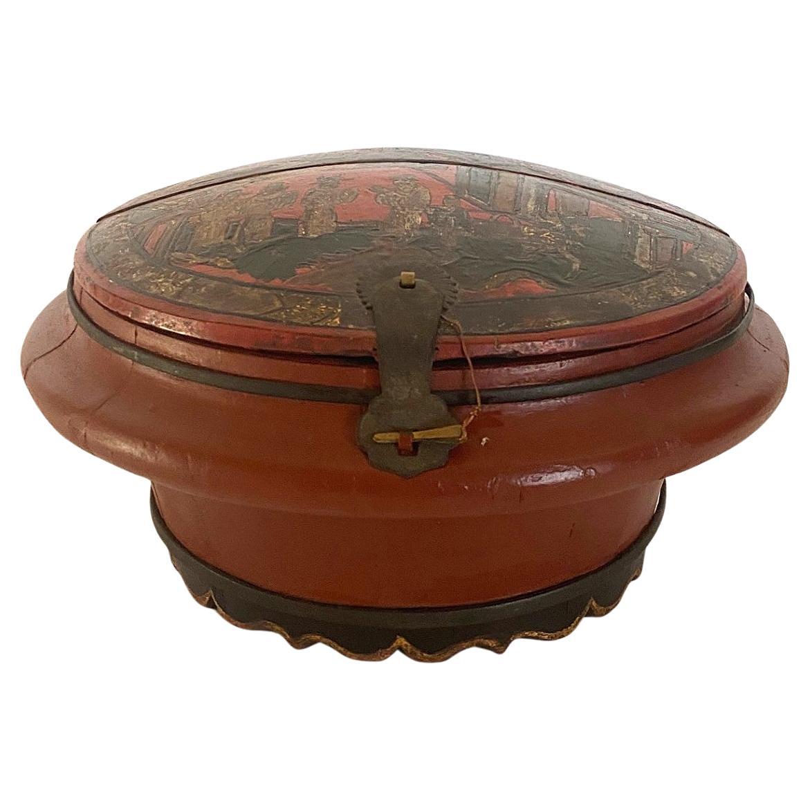 19th Century Red Lacquer Hand Painted Circular Wooden Chinese Food Pot en venta