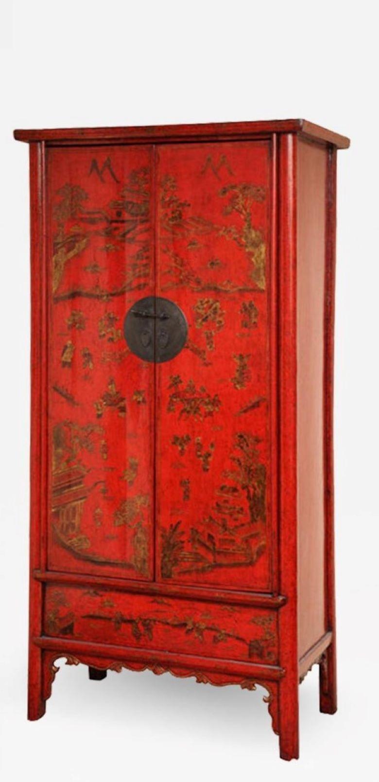 Très belles armoires chinoises à deux portes laquées rouges du 19e siècle, avec décor de Chinoiserie. Intérieur aménagé avec une étagère, deux tiroirs et un compartiment dissimulé. Cette pièce importante ajoutera de la couleur et de la hauteur à un