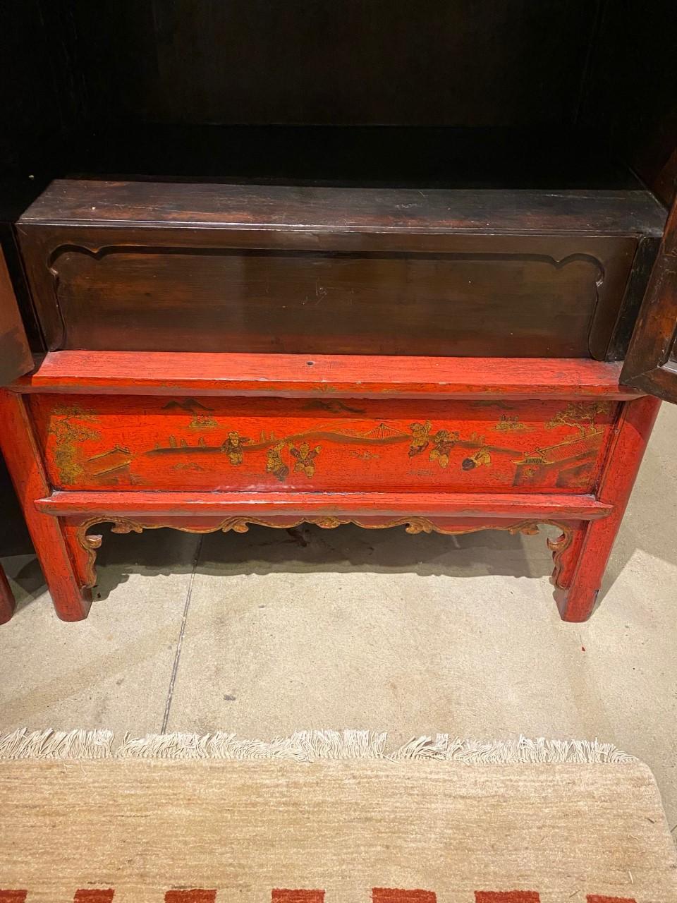 19th Century Red Lacquered Chinese Cabinet with Chinoiserie Decoration For Sale 1