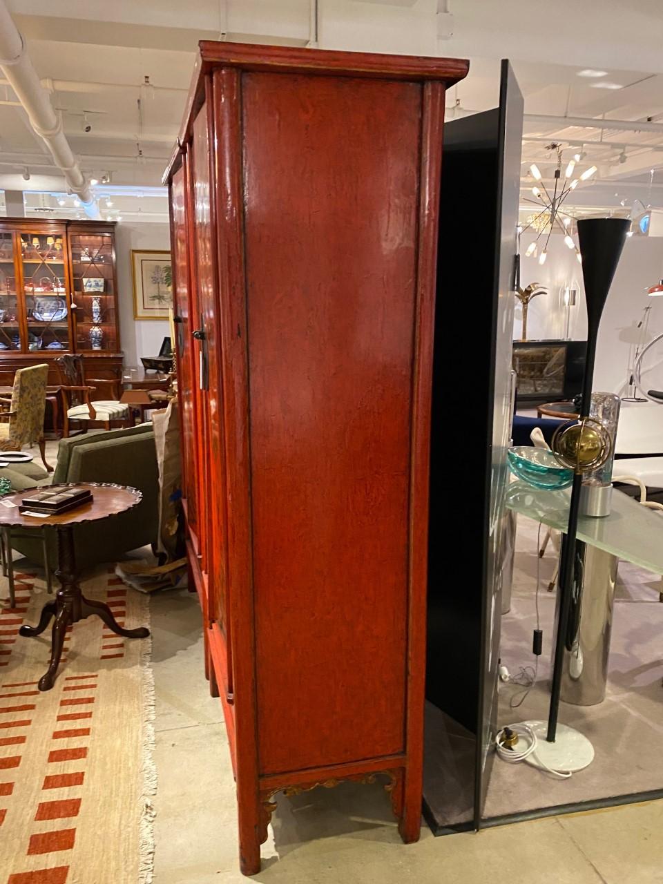 19th Century Red Lacquered Chinese Cabinet with Chinoiserie Decoration For Sale 2