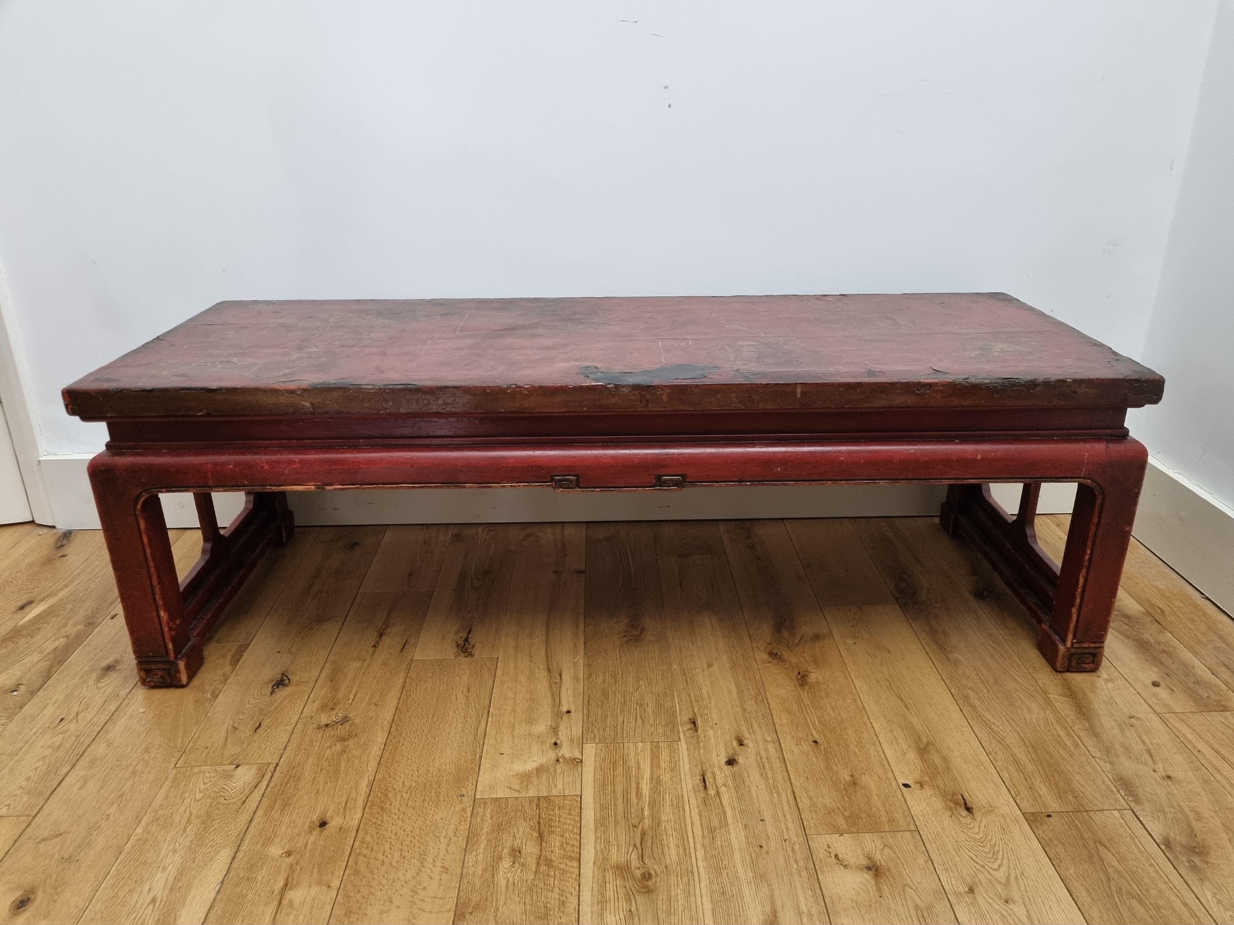 Ein rot lackierter chinesischer Shanxi-Tisch aus dem späten 19. Jahrhundert, wunderschön handbemalt mit floralen Motiven und chinesischer Kalligraphie.
Es wurde mit viel Liebe zum Detail hergestellt und ist strukturell solide.
Die lackierte
