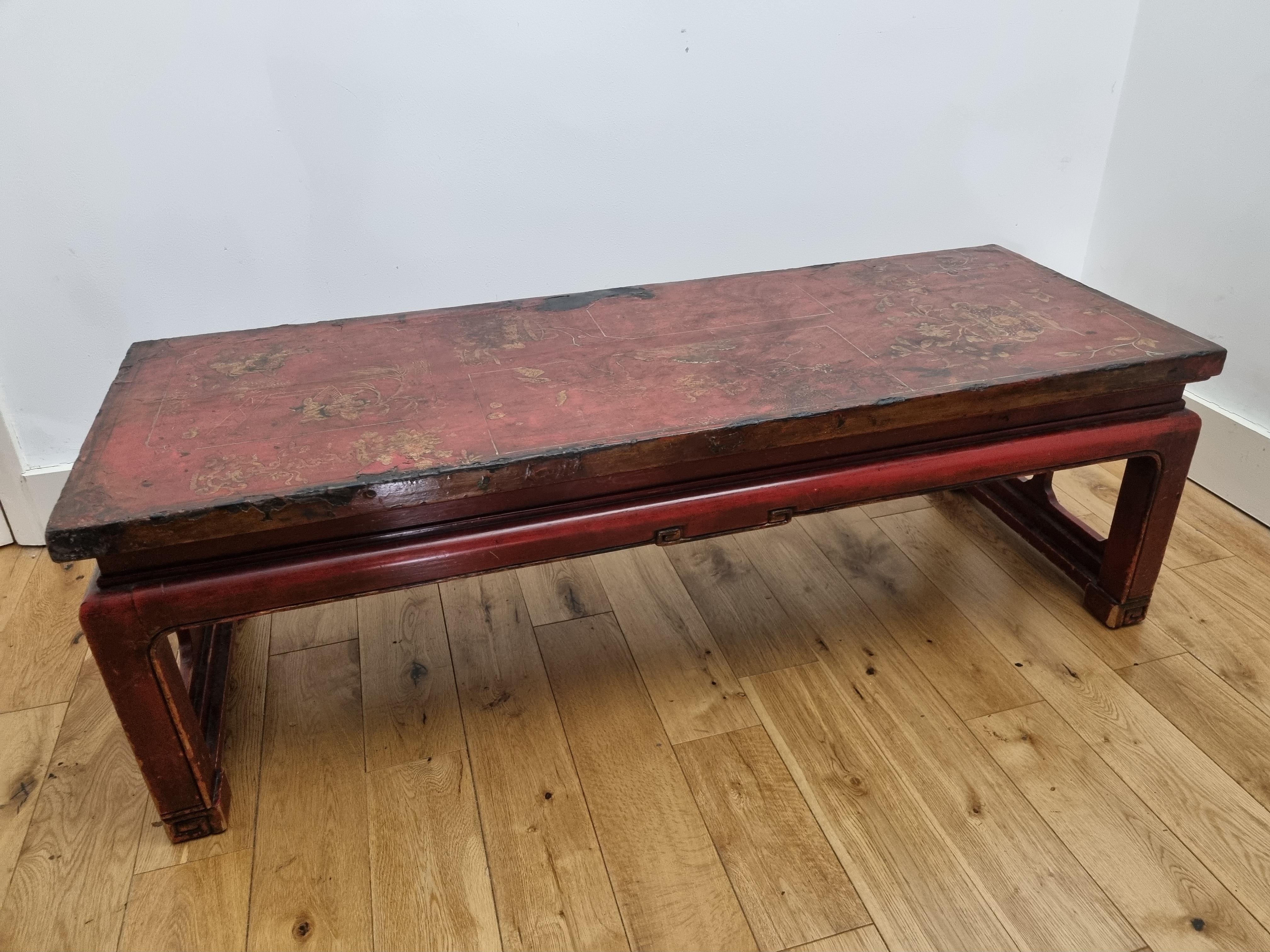 Laqué Table basse chinoise laquée rouge du 19ème siècle de la province de Shanxi