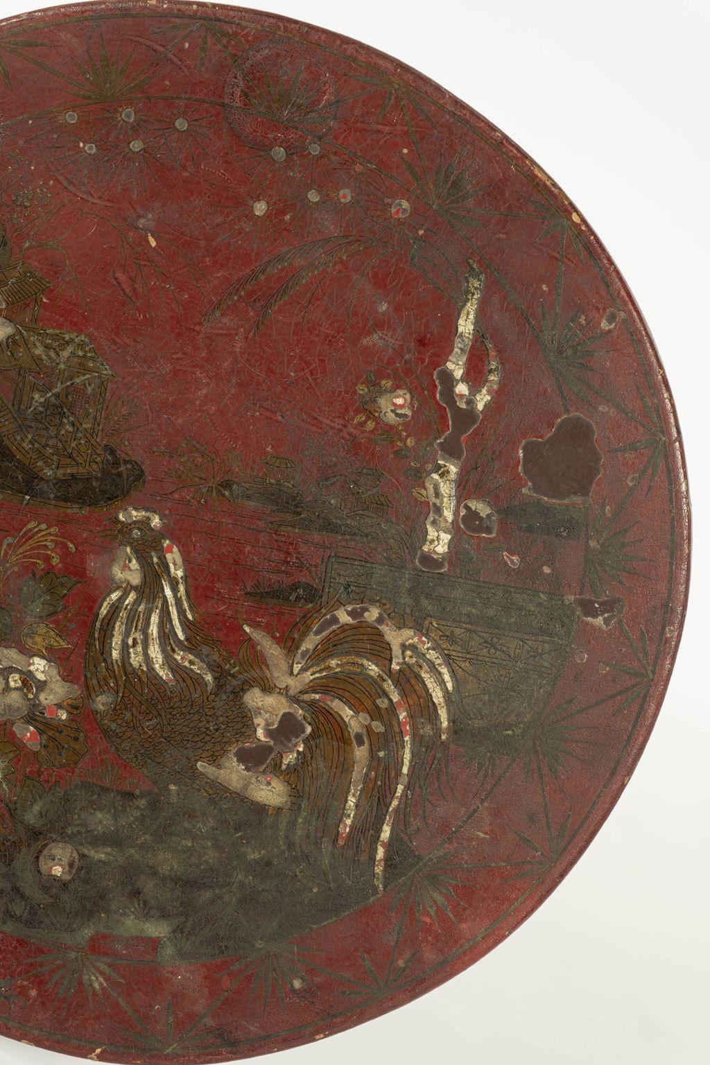 Rot lackierter Chinoiserie-Beistelltisch mit Kachelplatte aus dem 19. Jahrhundert (Lackiert) im Angebot