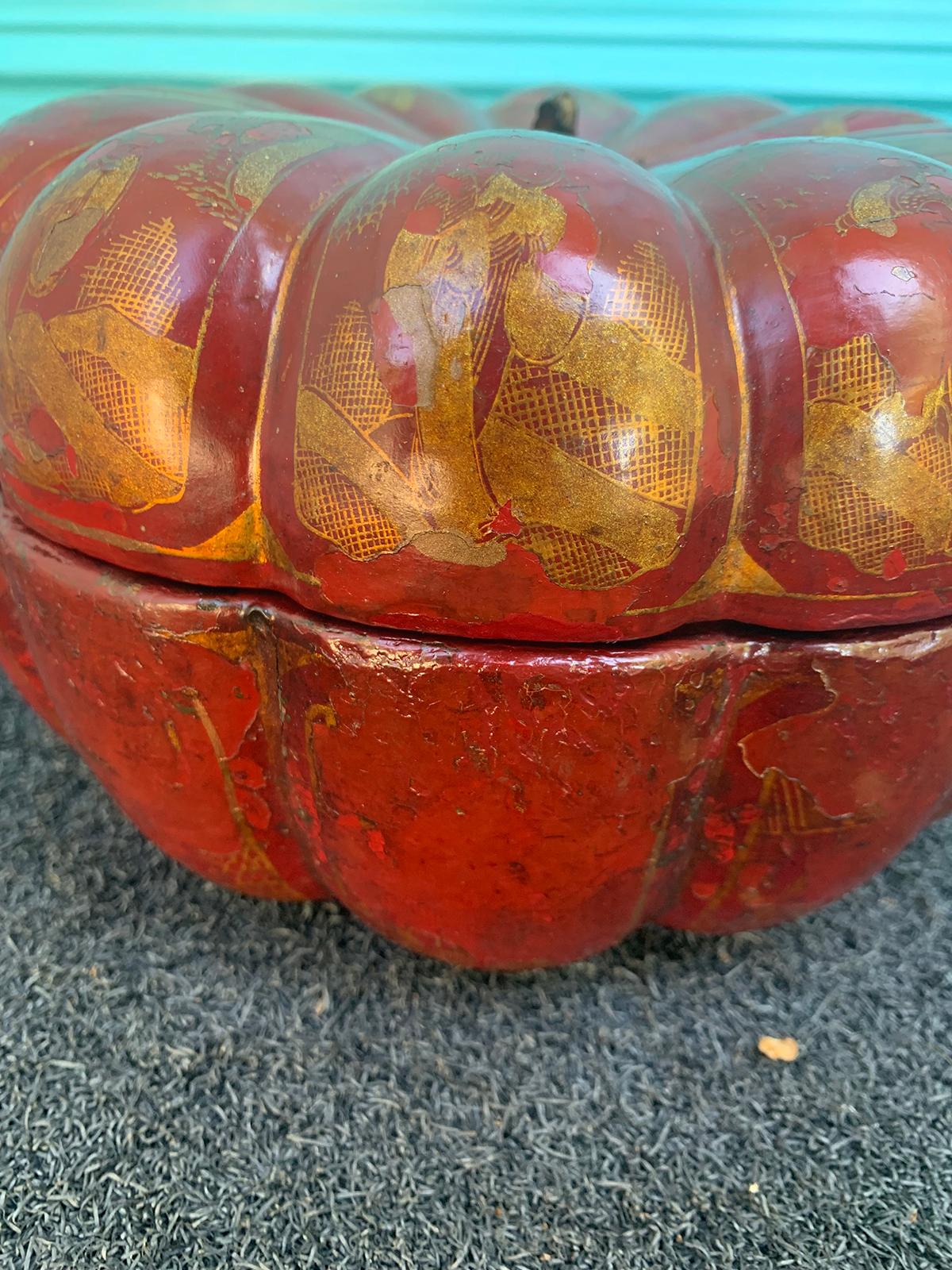 19th Century Red Lacquered Melon Shaped Red Chinoiserie Box 3