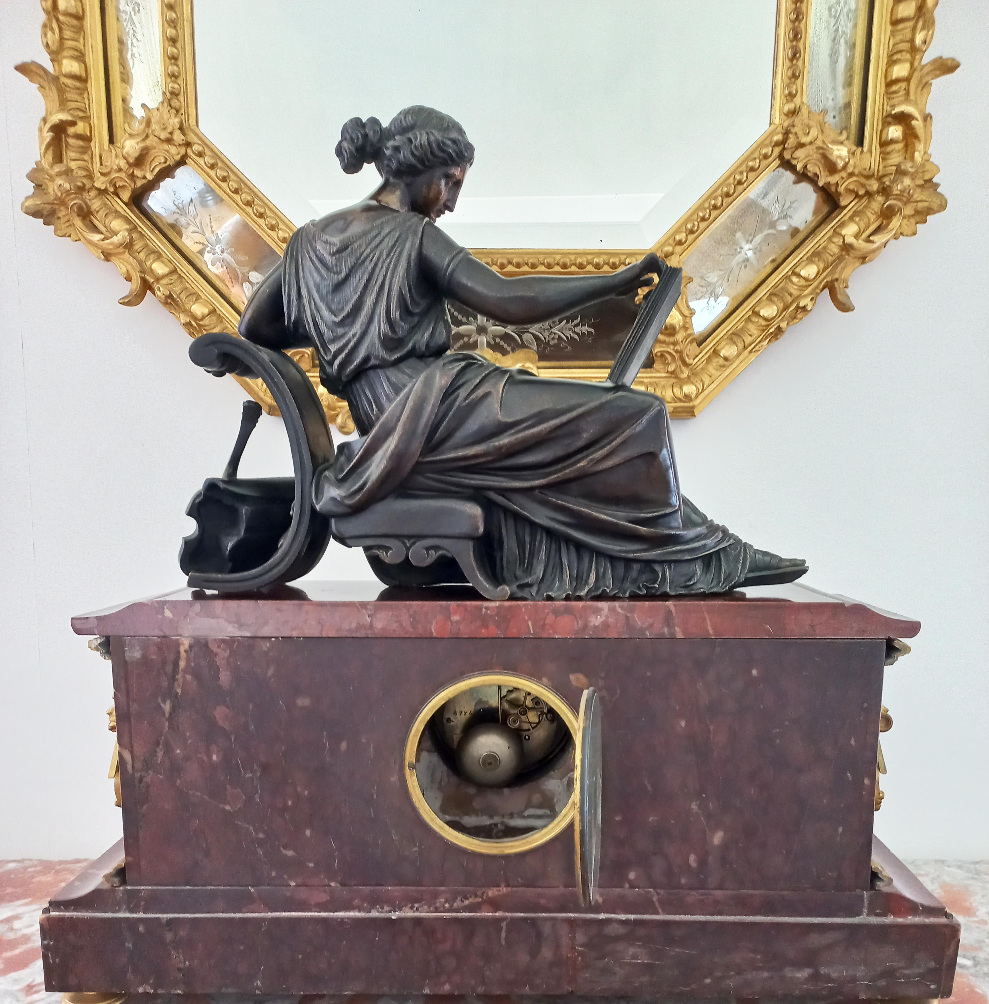 Pendule en marbre rouge et bronze du 19e siècle en vente 6