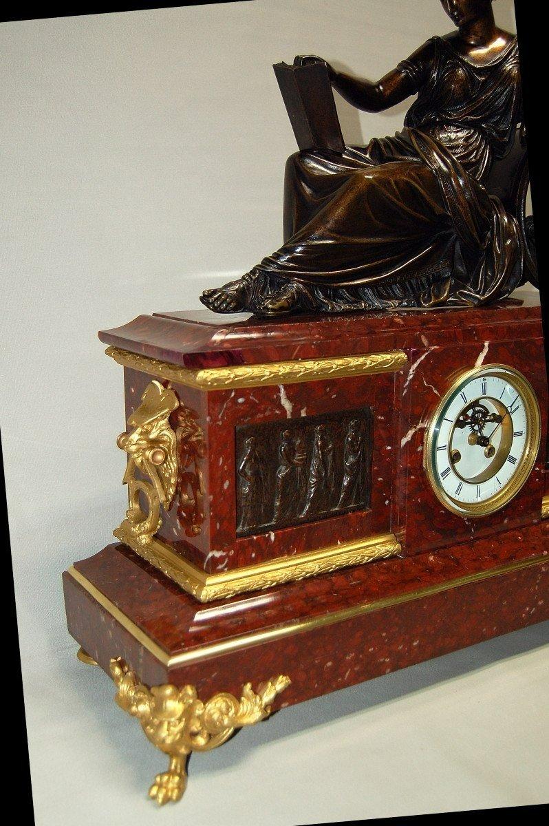 Effet bronze Pendule en marbre rouge et bronze du 19e siècle en vente