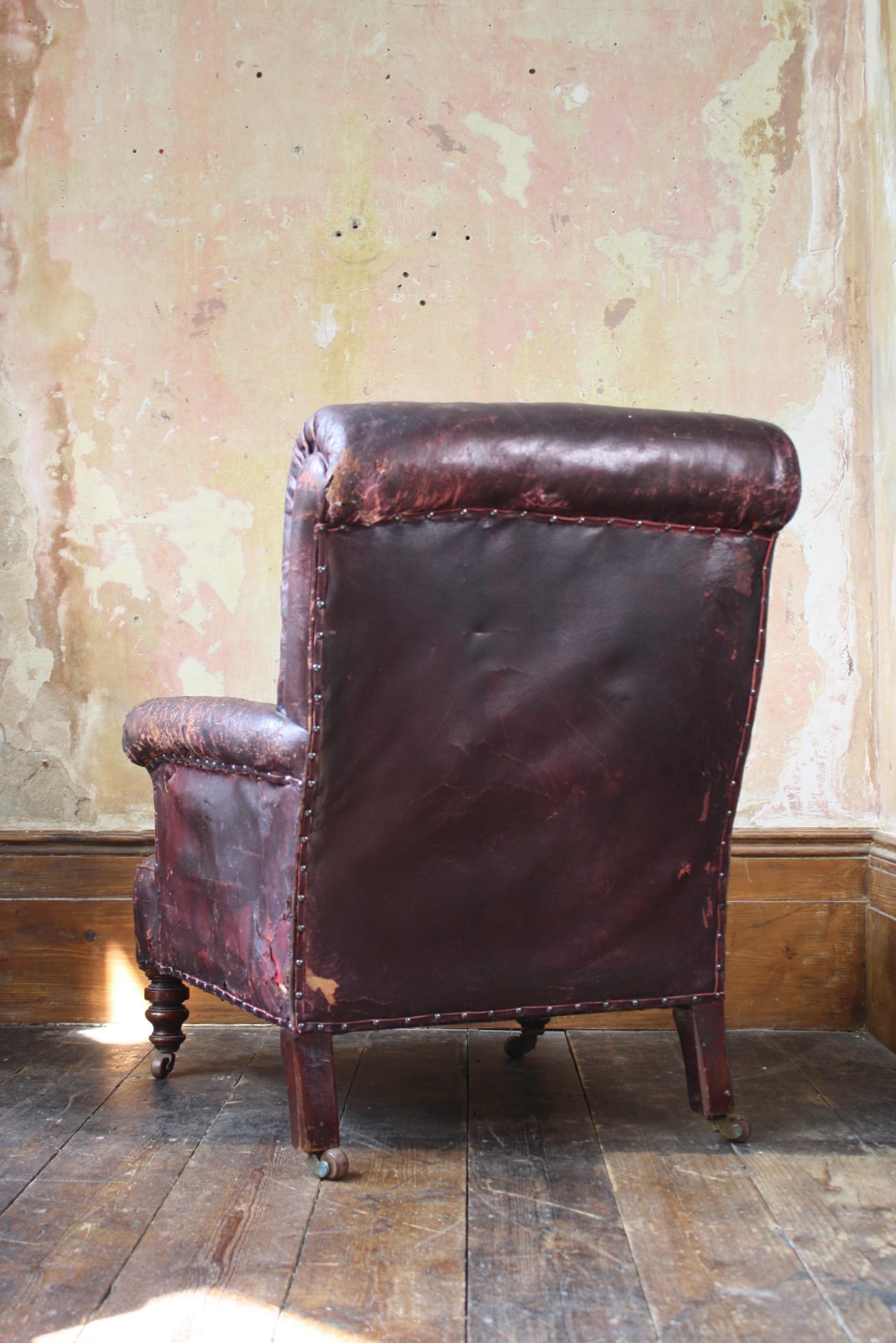 Fauteuil en cuir de maison de campagne anglaise du 19e siècle, rouge et marron  en vente 4