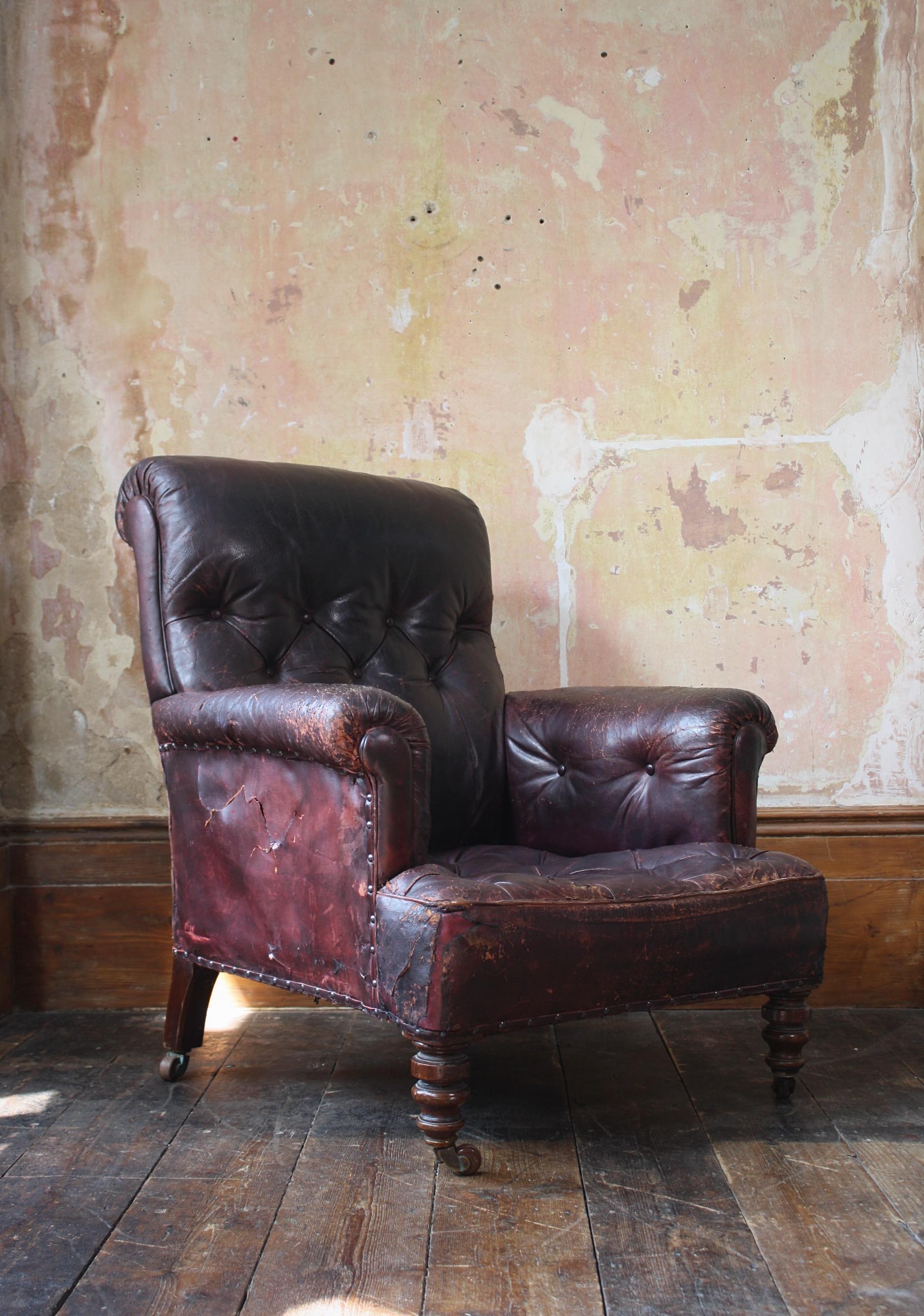 Fauteuil en cuir de maison de campagne anglaise du 19e siècle, rouge et marron  en vente 5
