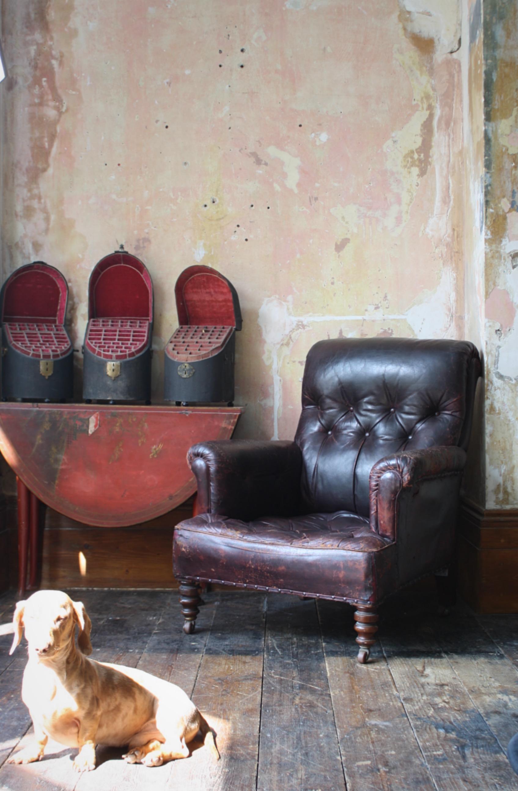 Victorien tardif Fauteuil en cuir de maison de campagne anglaise du 19e siècle, rouge et marron  en vente