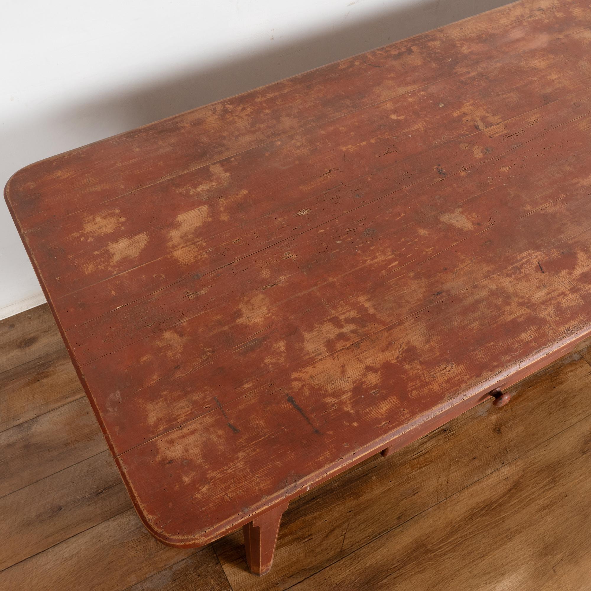 Table en pin suédois peinte en rouge du 19e siècle en vente 3
