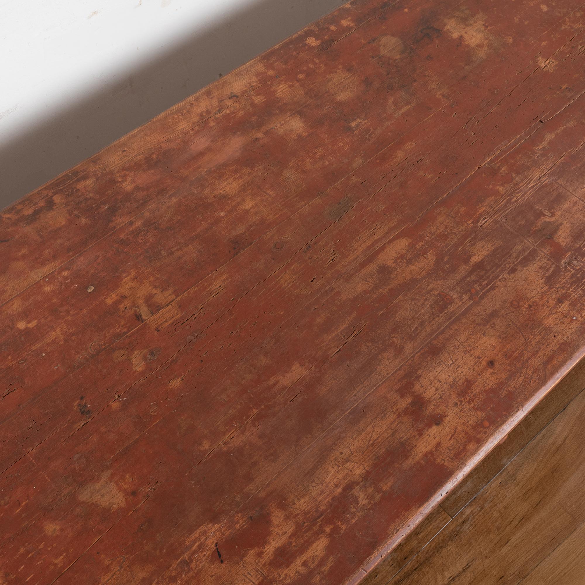 Table en pin suédois peinte en rouge du 19e siècle en vente 4