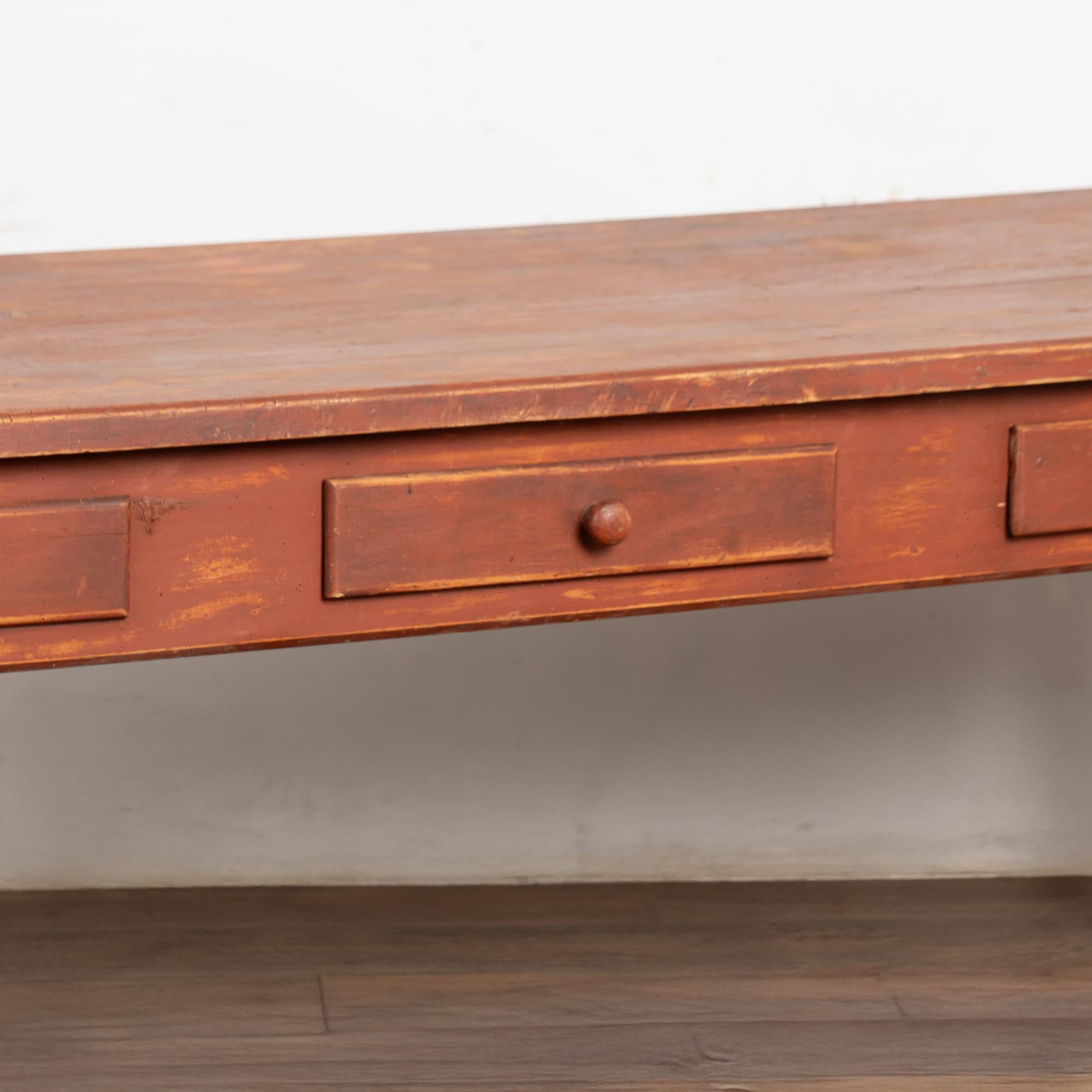 Rustique Table en pin suédois peinte en rouge du 19e siècle en vente