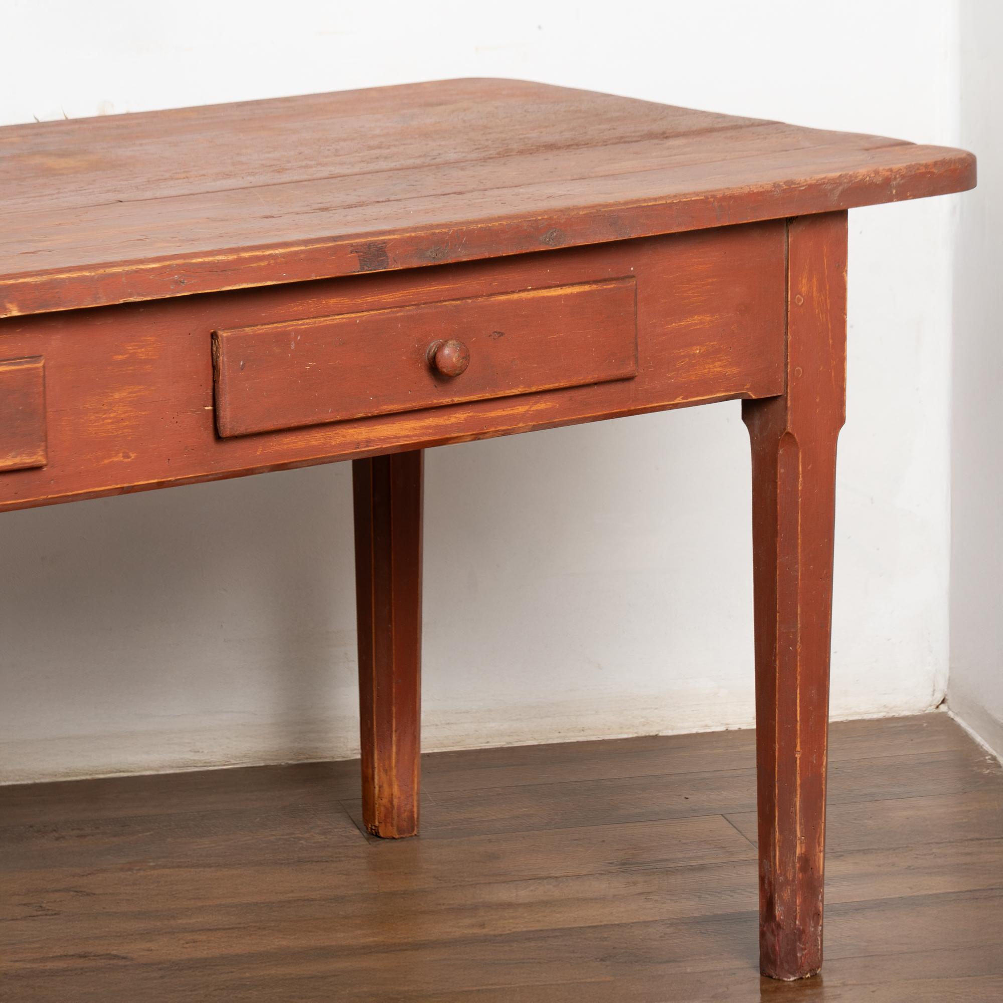 Fait main Table en pin suédois peinte en rouge du 19e siècle en vente